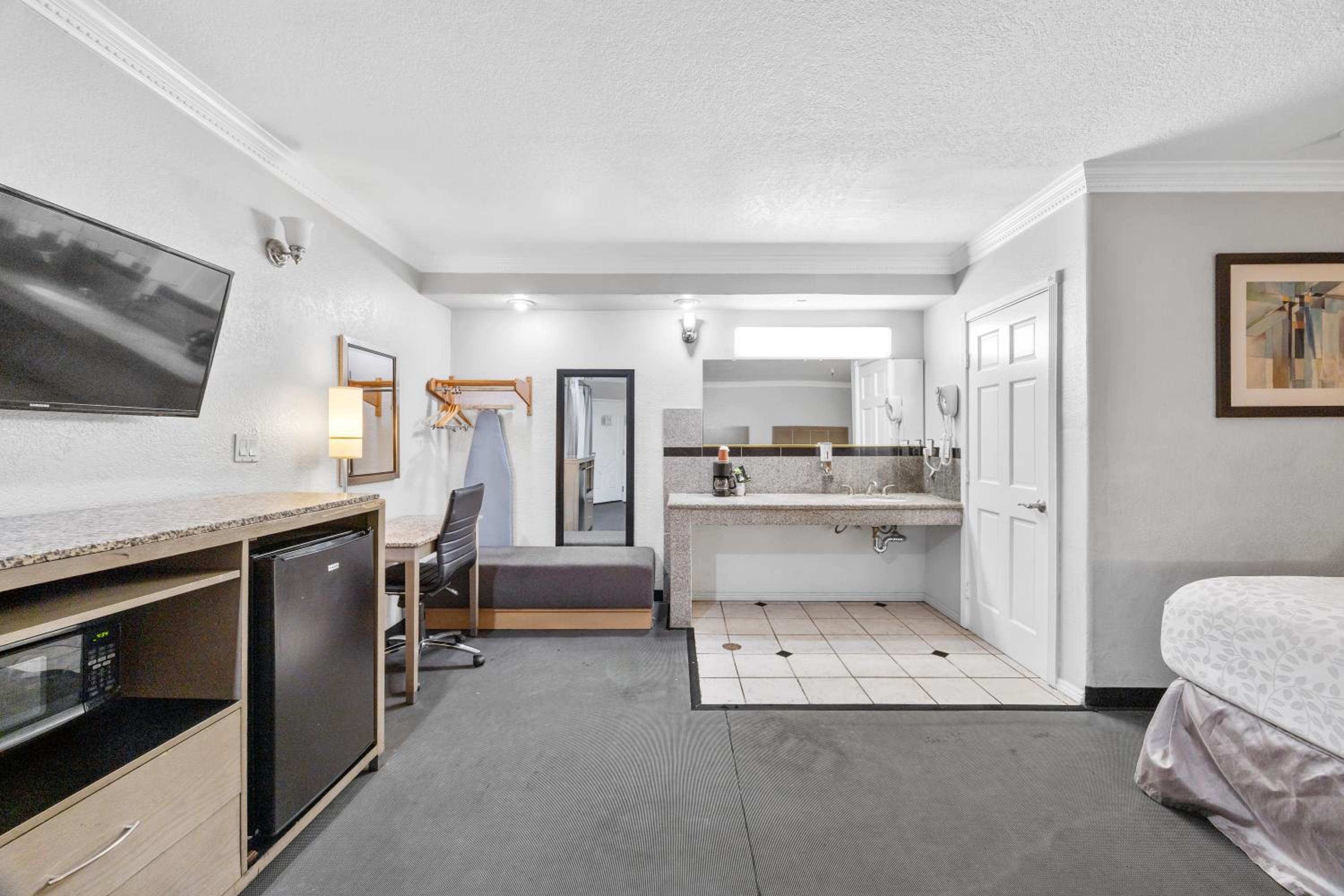 Suite - Photo 1