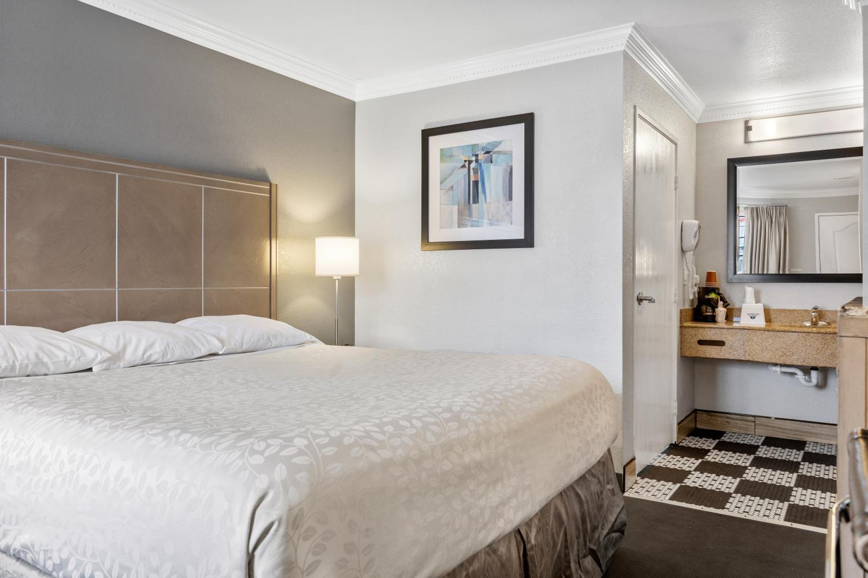 Standard King Room - Photo 3