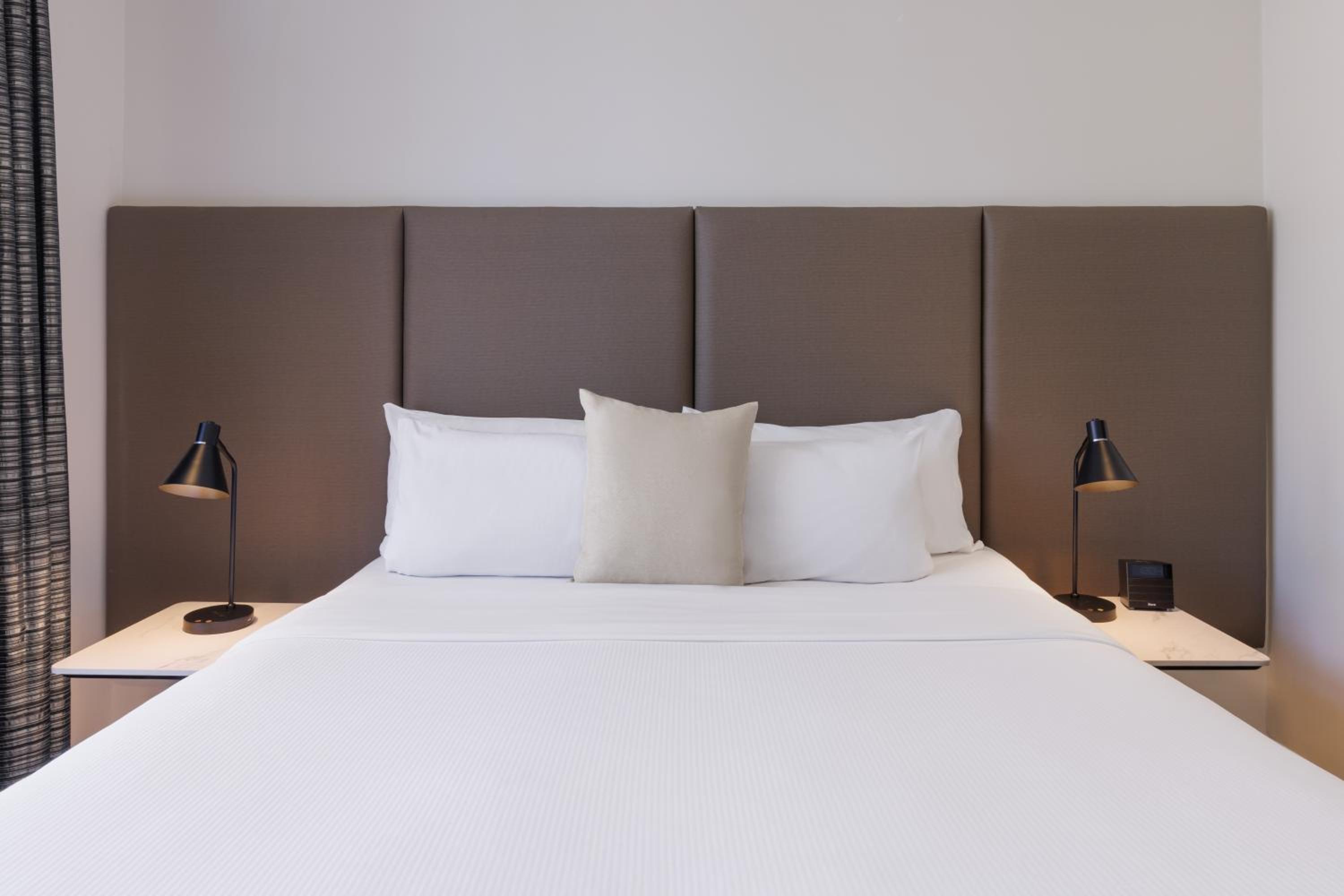 Premier Grand One Bedroom Apartment with Balcony thumbnail 5