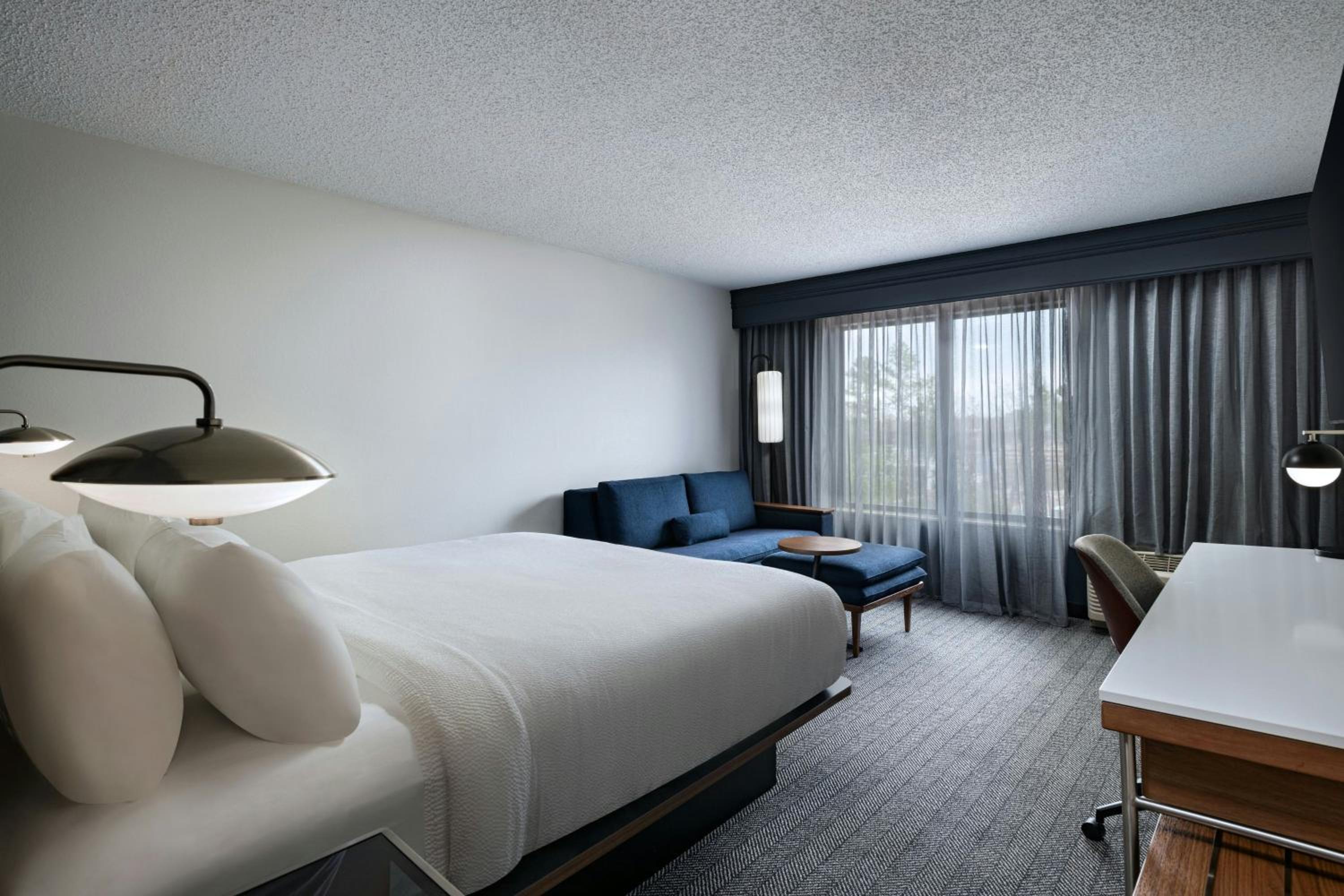 King Room with Sofa Bed - Mobility/Hearing Accessible with Tub photo 1