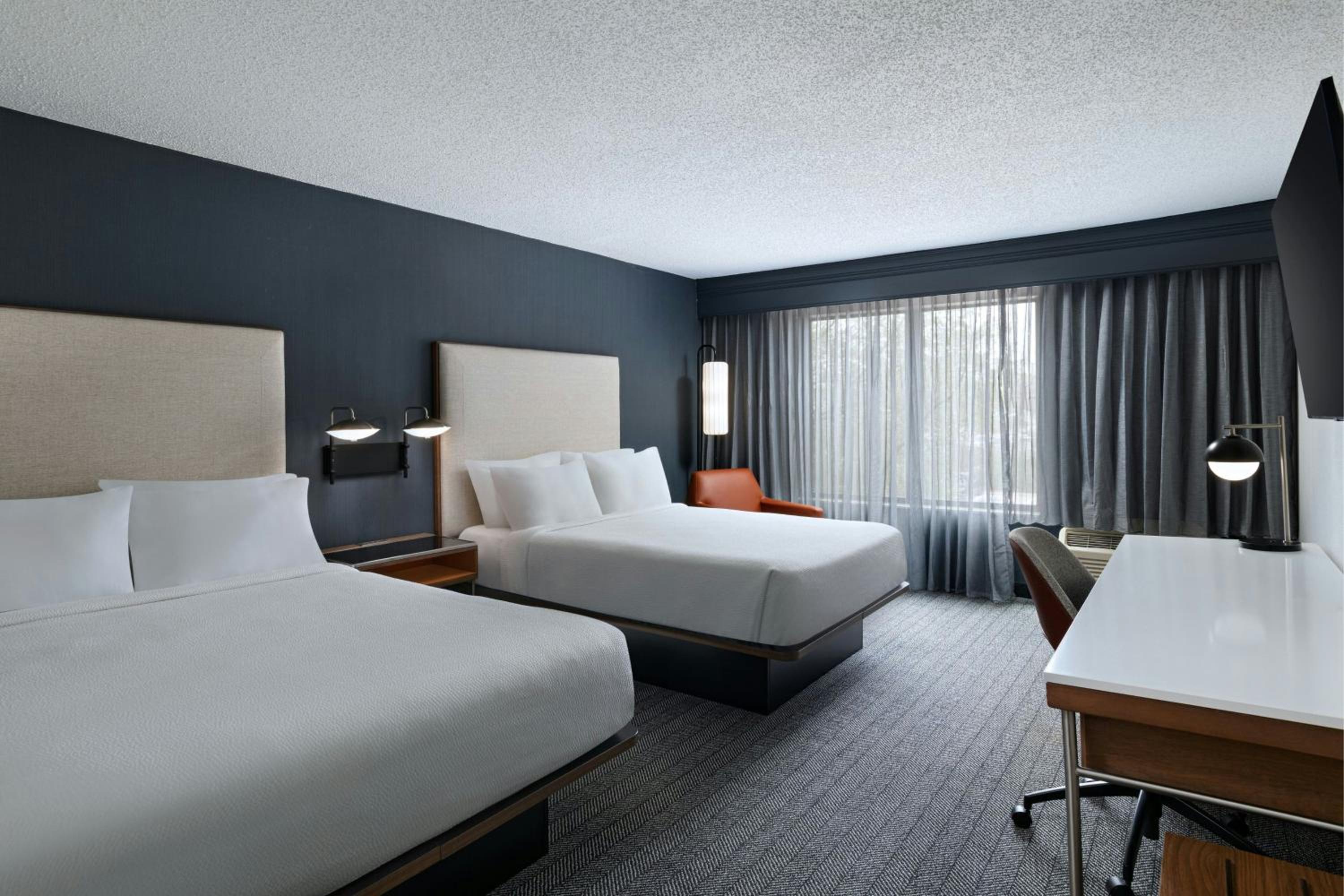 Double Room - Mobility/Hearing Accessible with Tub - Photo 1