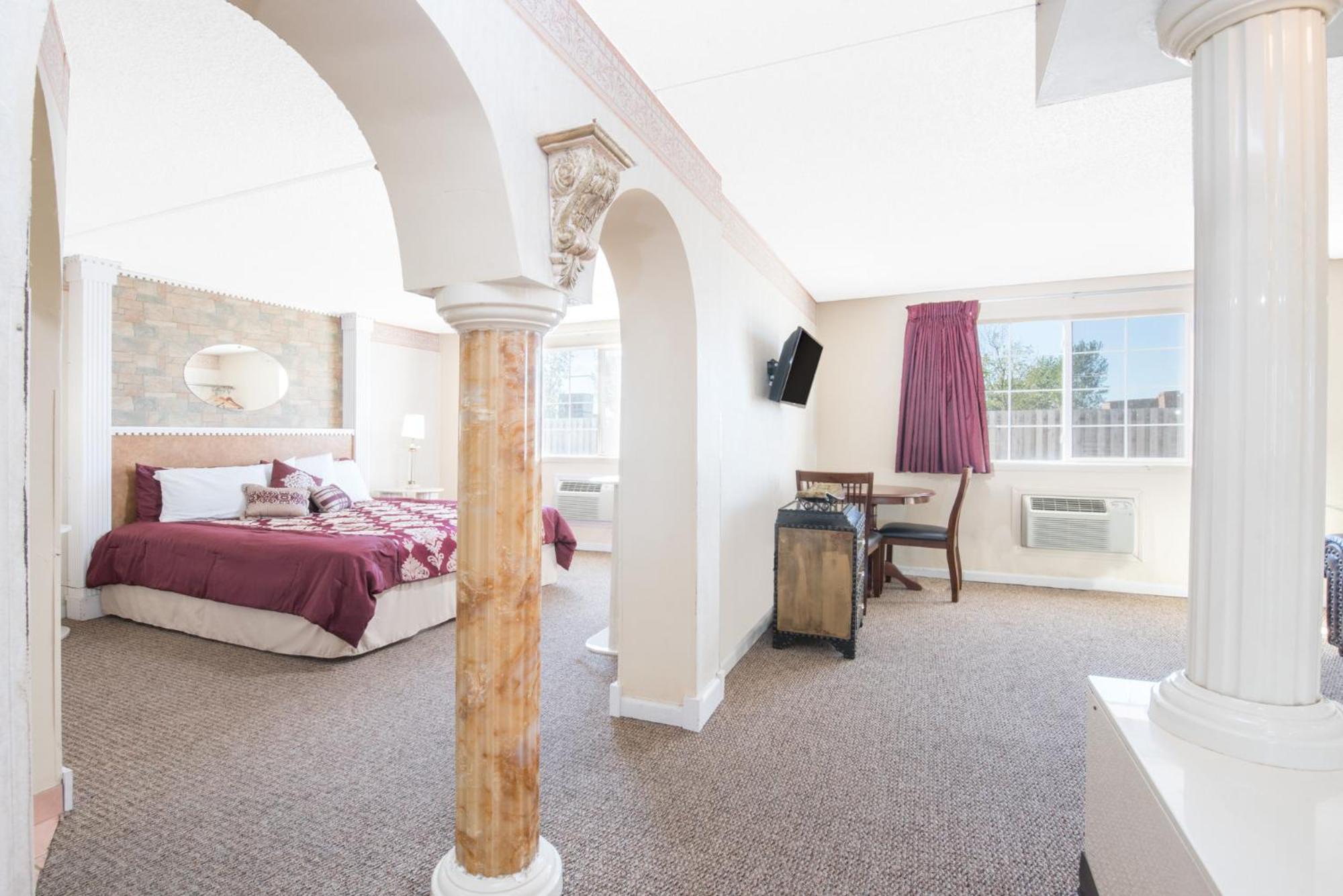 Deluxe King Suite - Photo 2