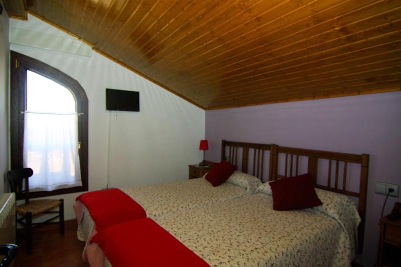Six-Bedroom House photo 3