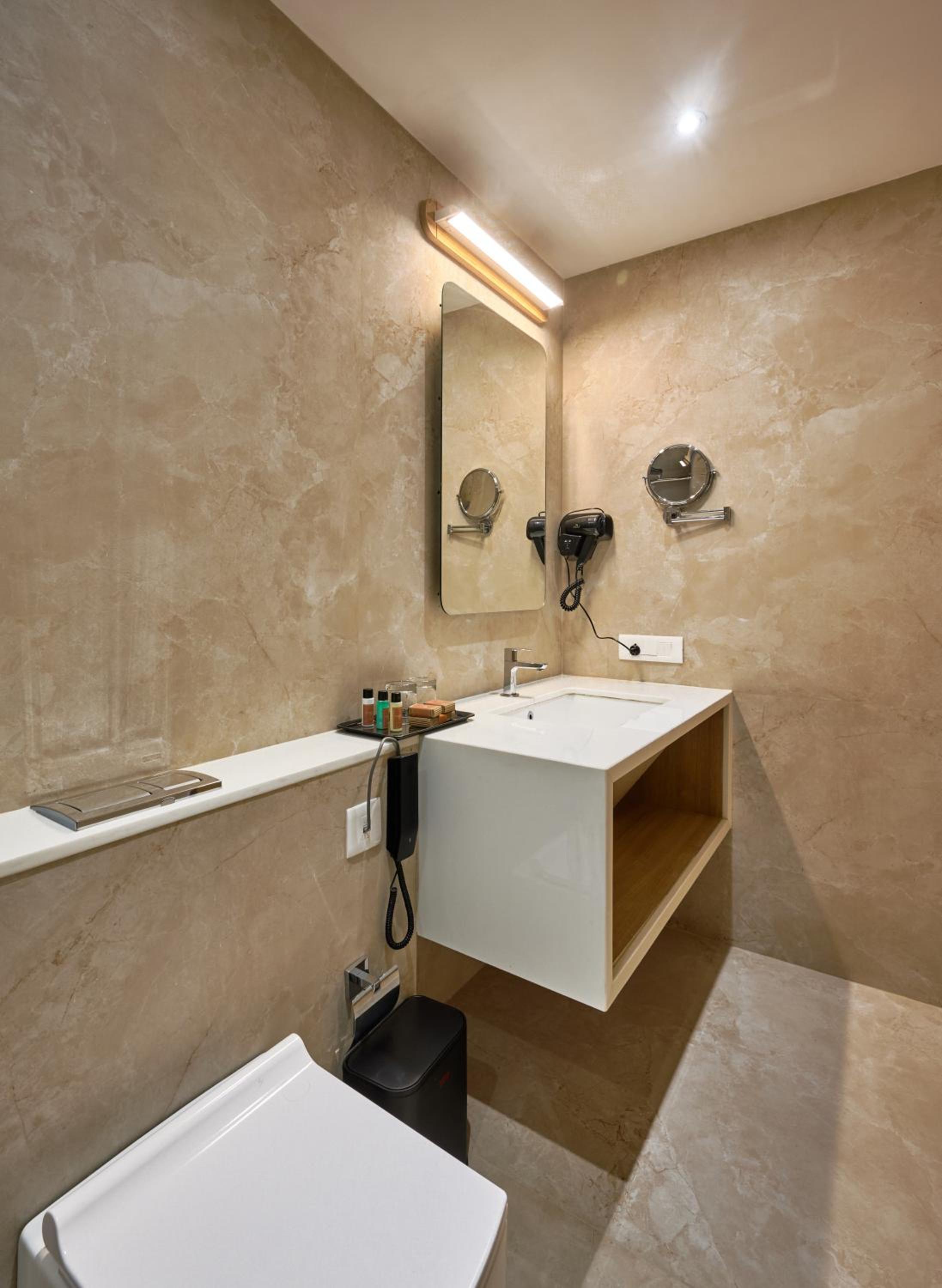 Queen Suite with Spa Bath - Photo 2
