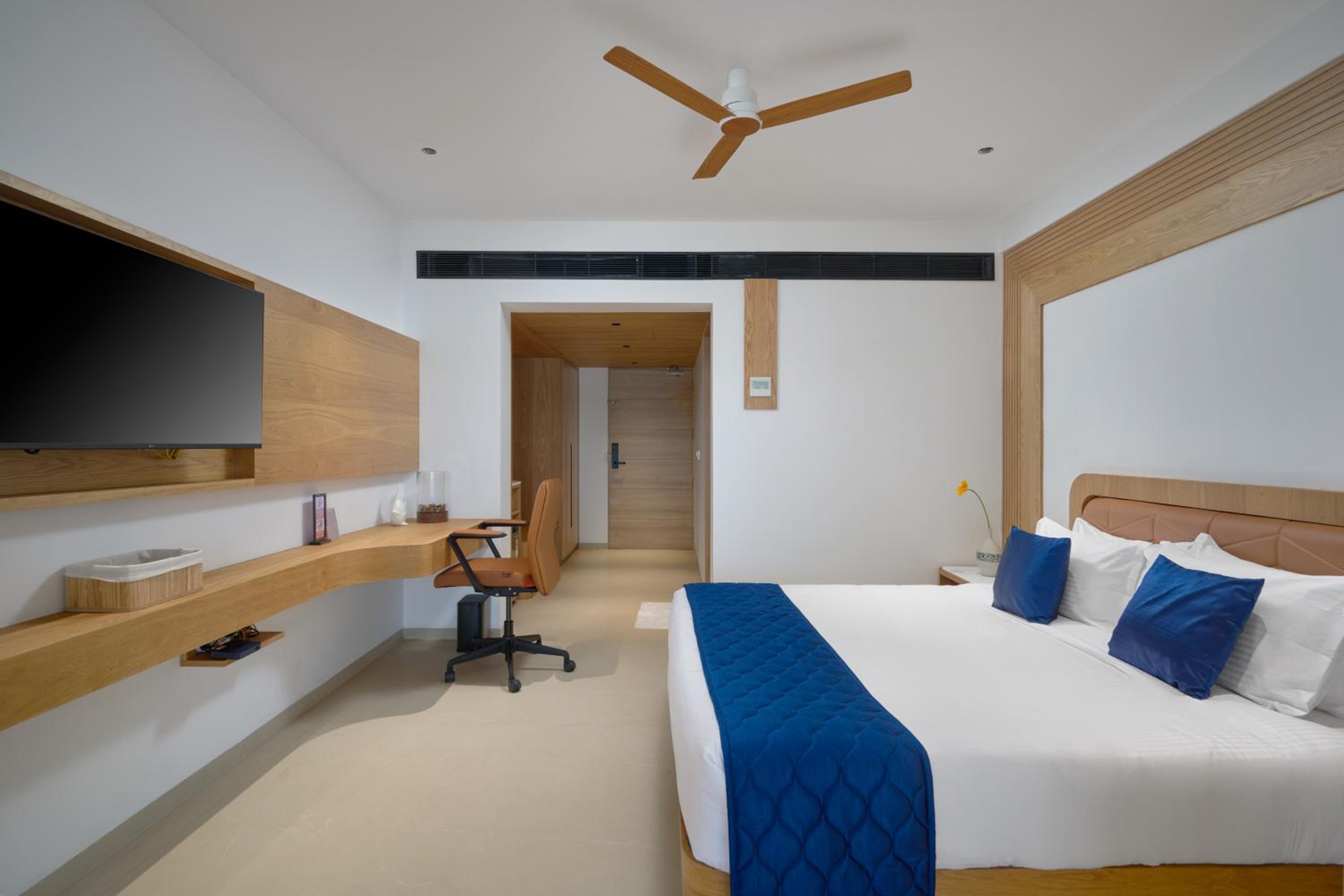 Queen Suite with Spa Bath - Photo 3