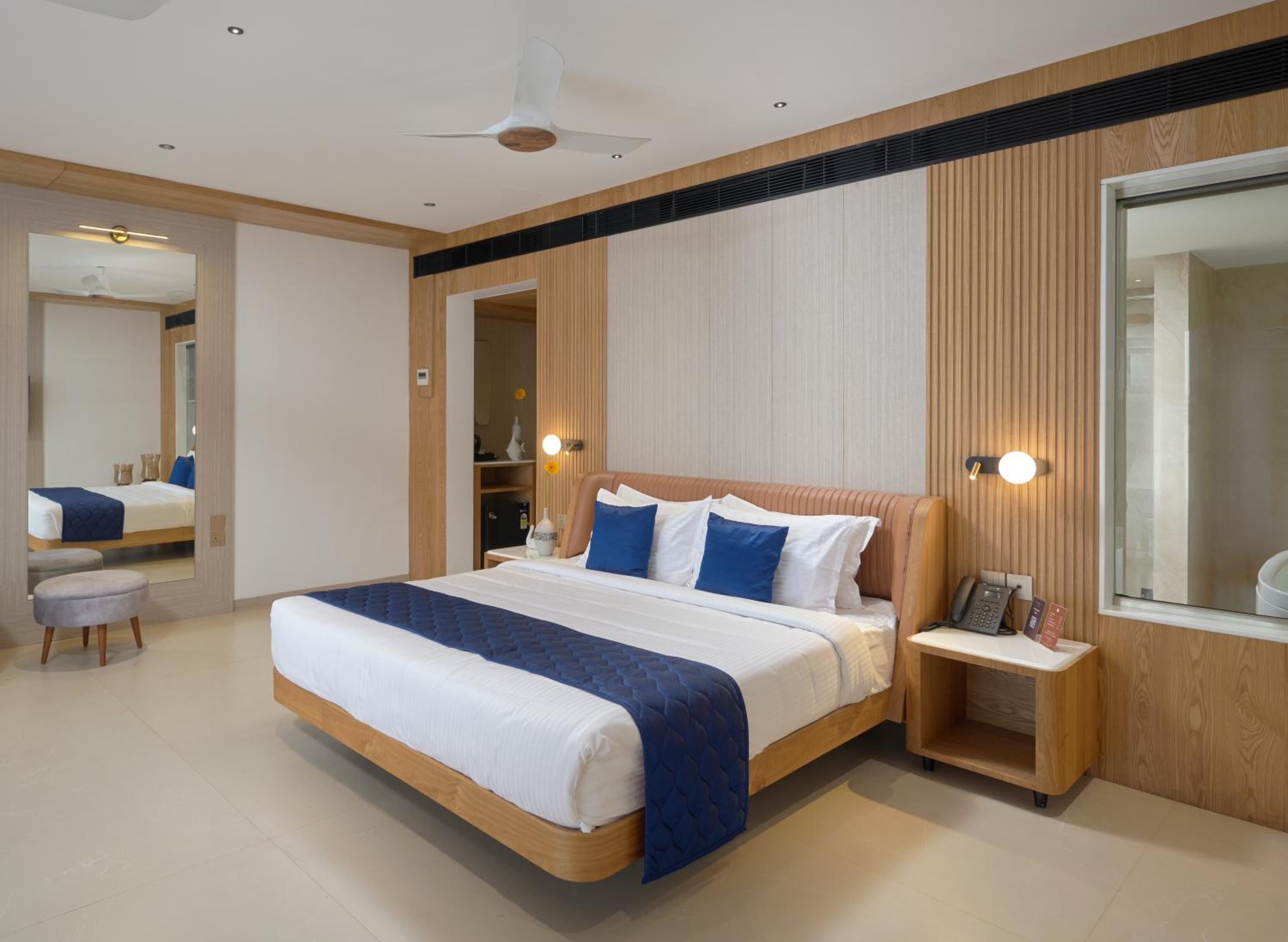 Deluxe Suite with Spa Bath - Photo 5