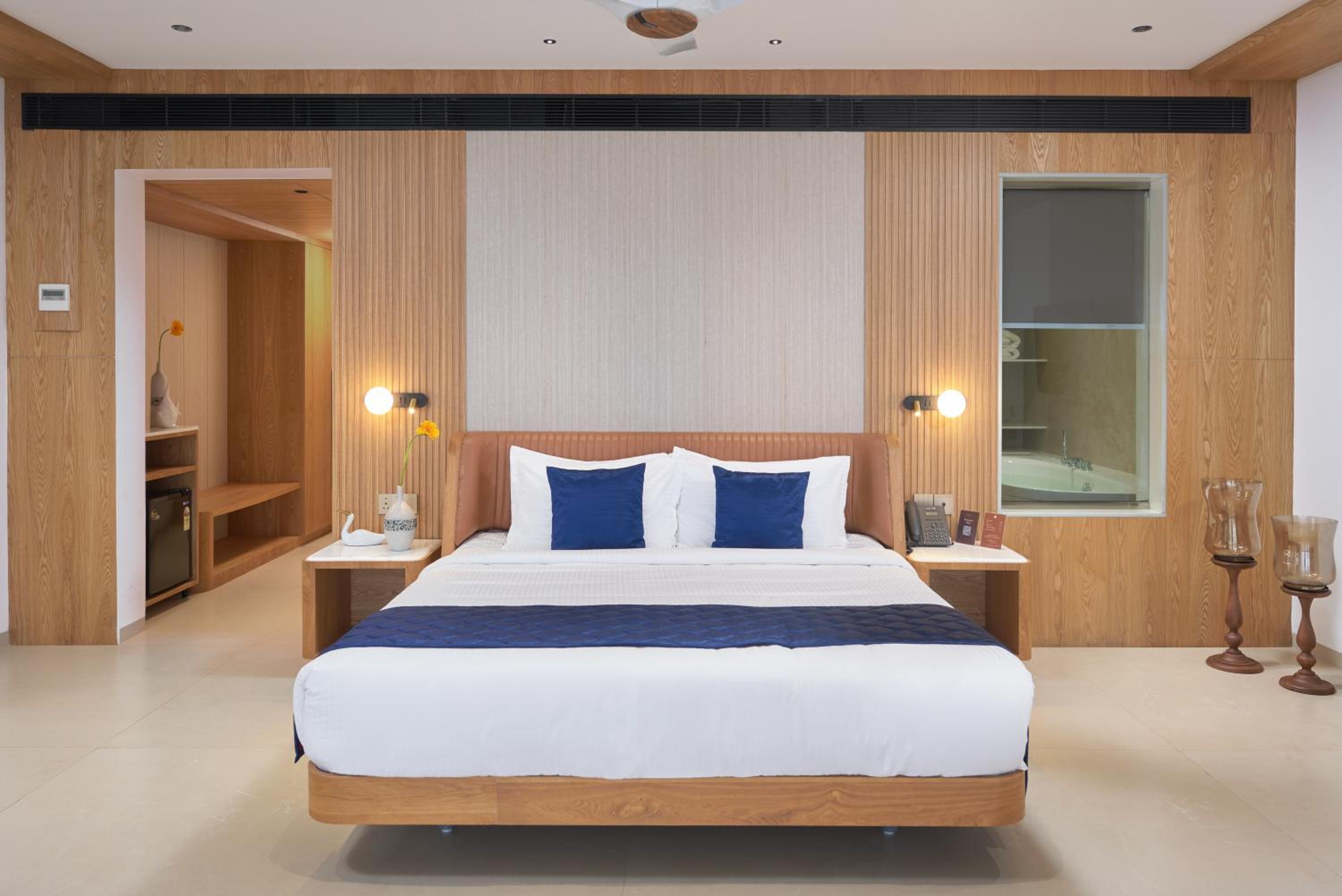 Deluxe Suite with Spa Bath - Photo 6