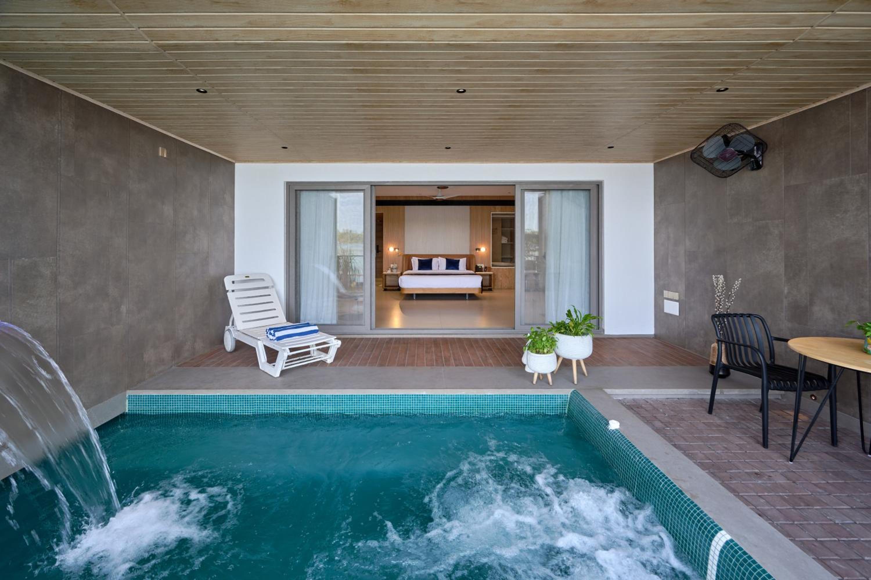 Suite with Private Pool - Photo 5