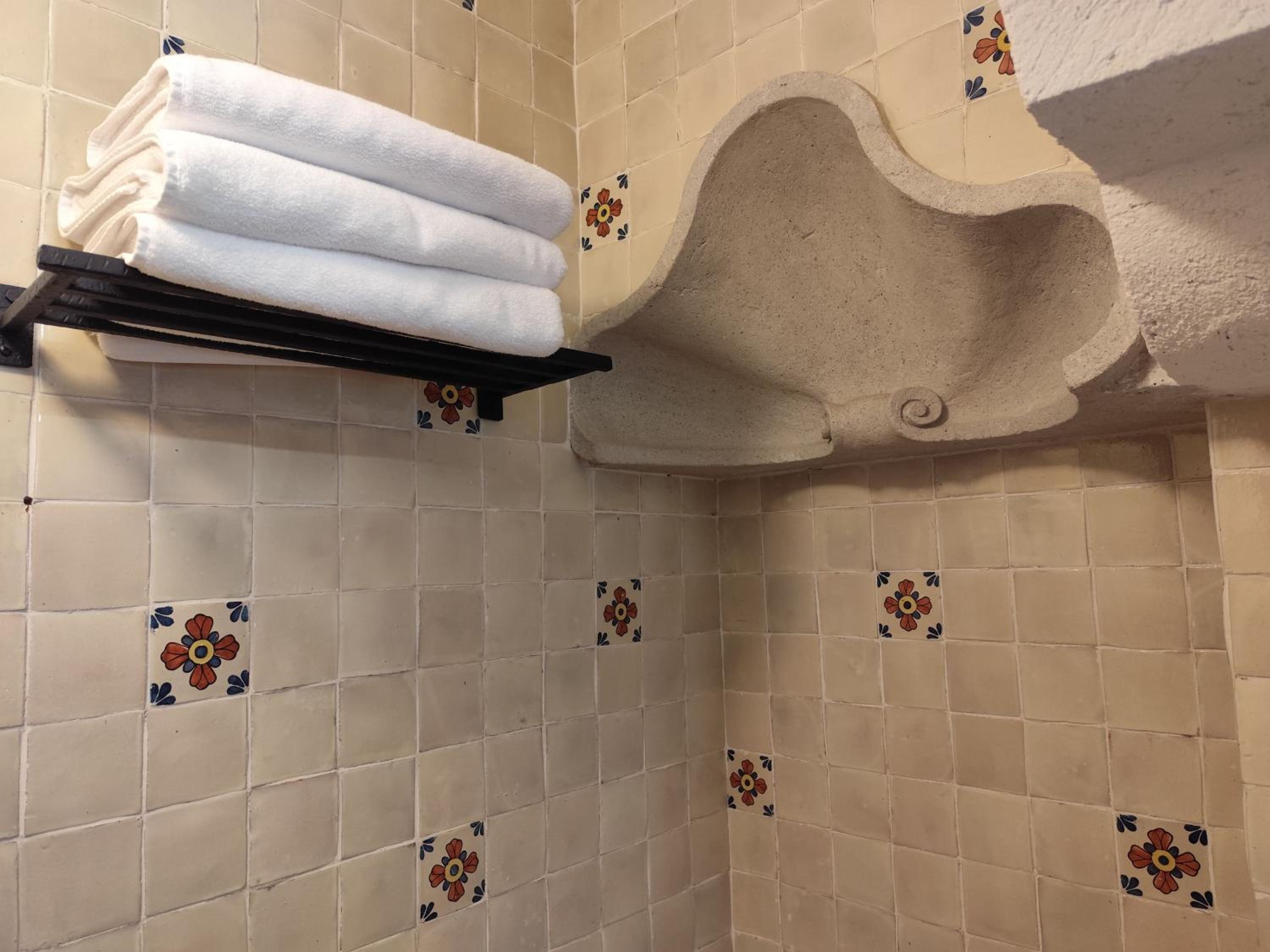 Deluxe Queen Suite