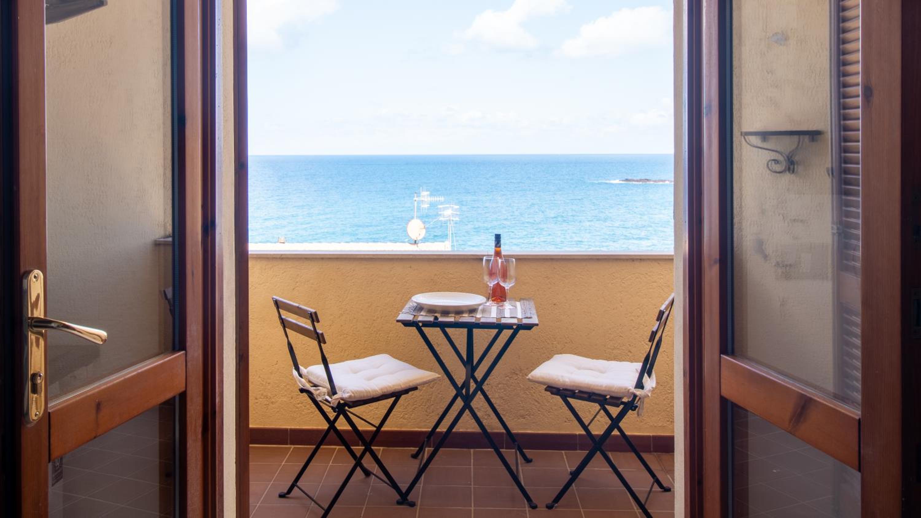 Deluxe Double Room with Balcony and Sea View photo 3