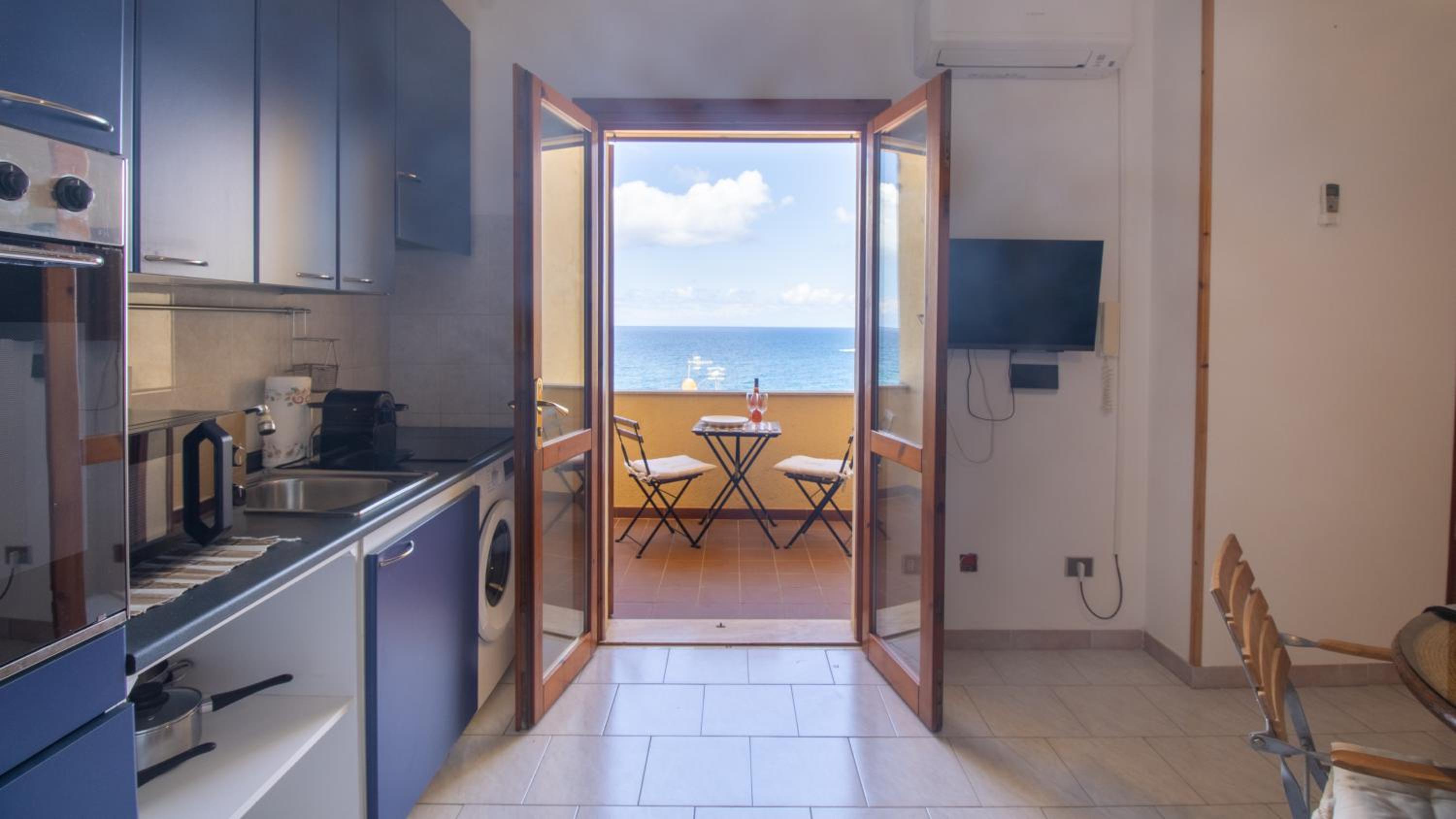 Deluxe Double Room with Balcony and Sea View photo 2