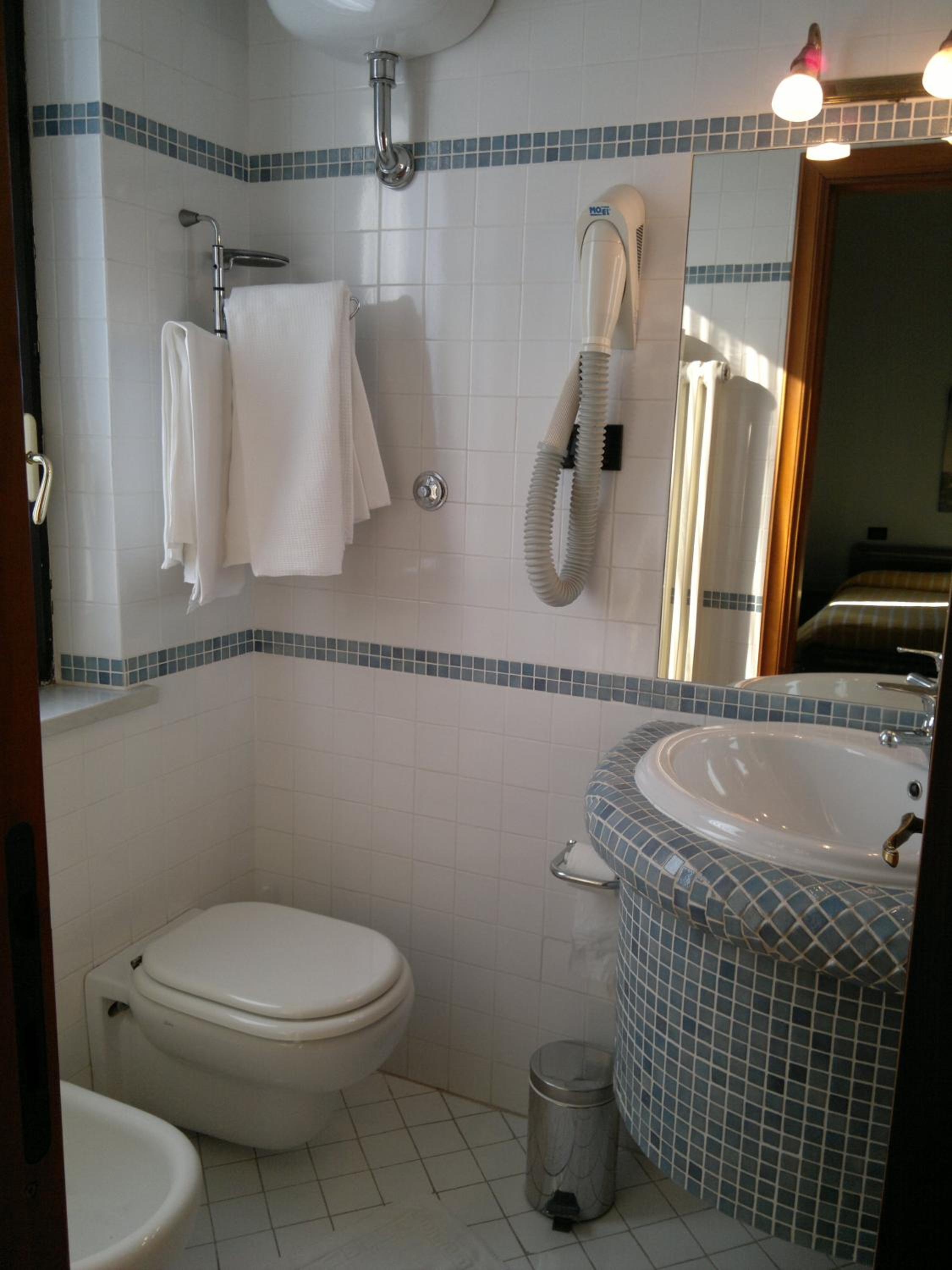 Twin Room - Photo 10