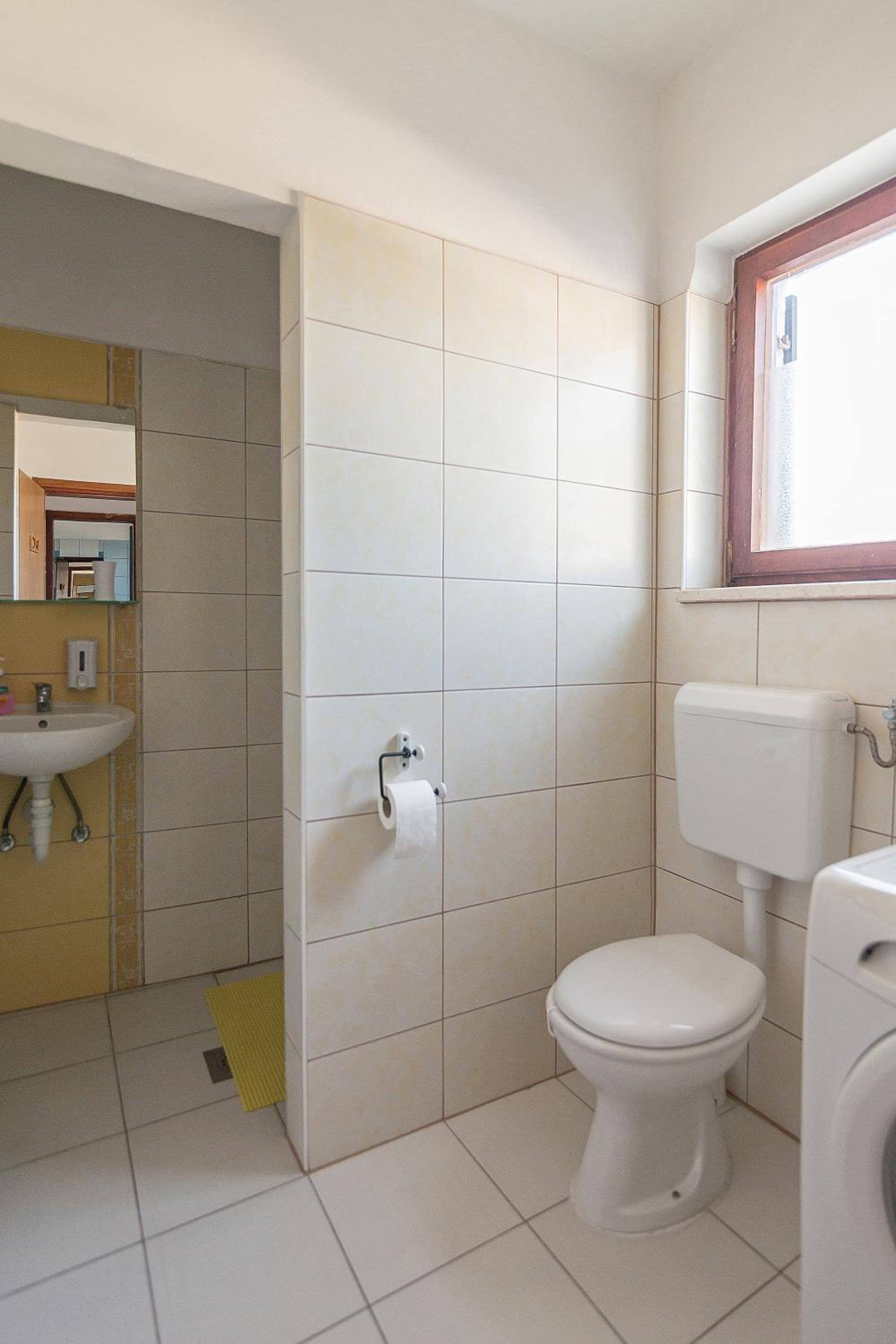 Twin Room with Private External Bathroom - Photo 6