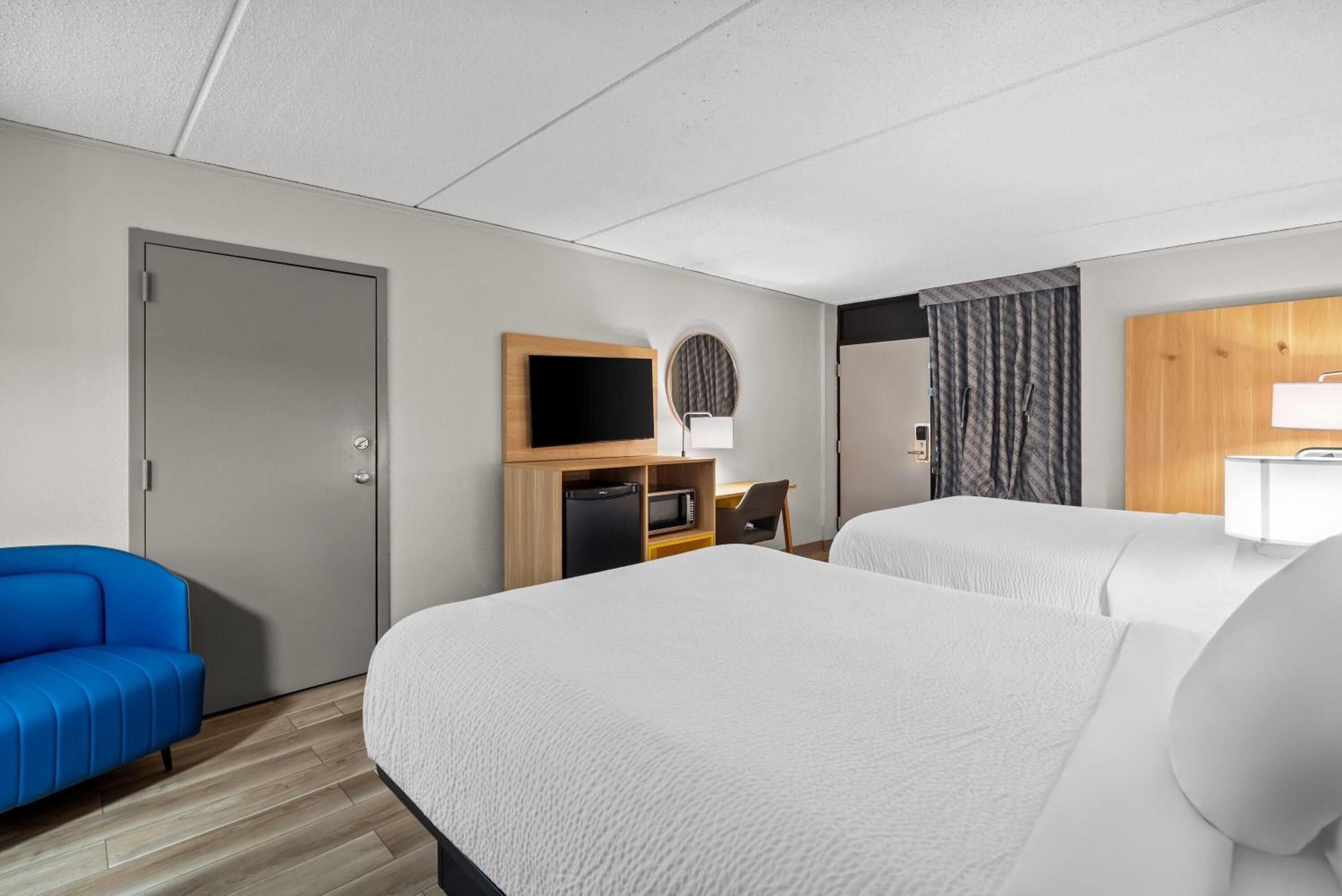Queen Room with Two Queen Beds - Non-Smoking - Photo 2
