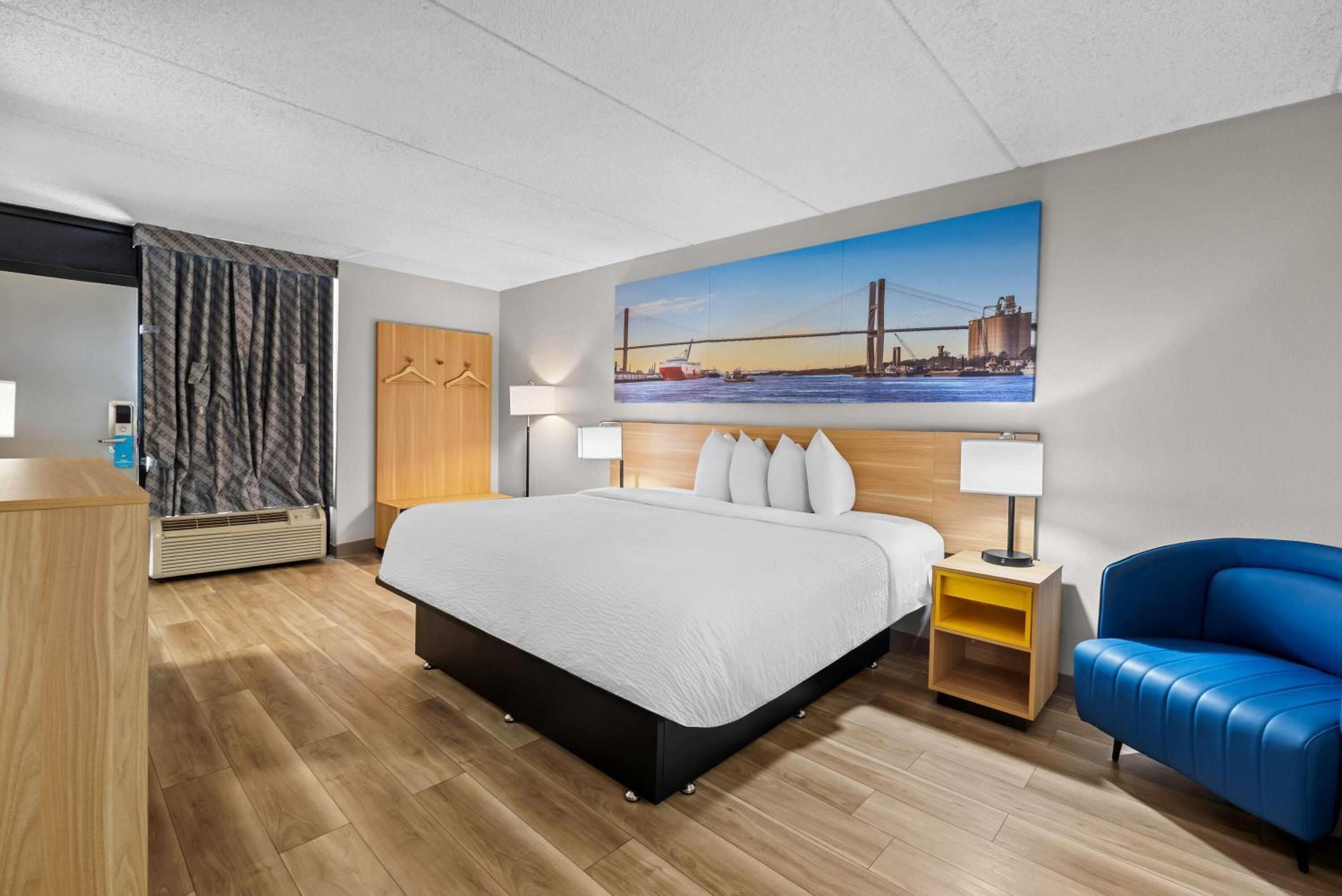 King Room - Non-Smoking - Photo 3