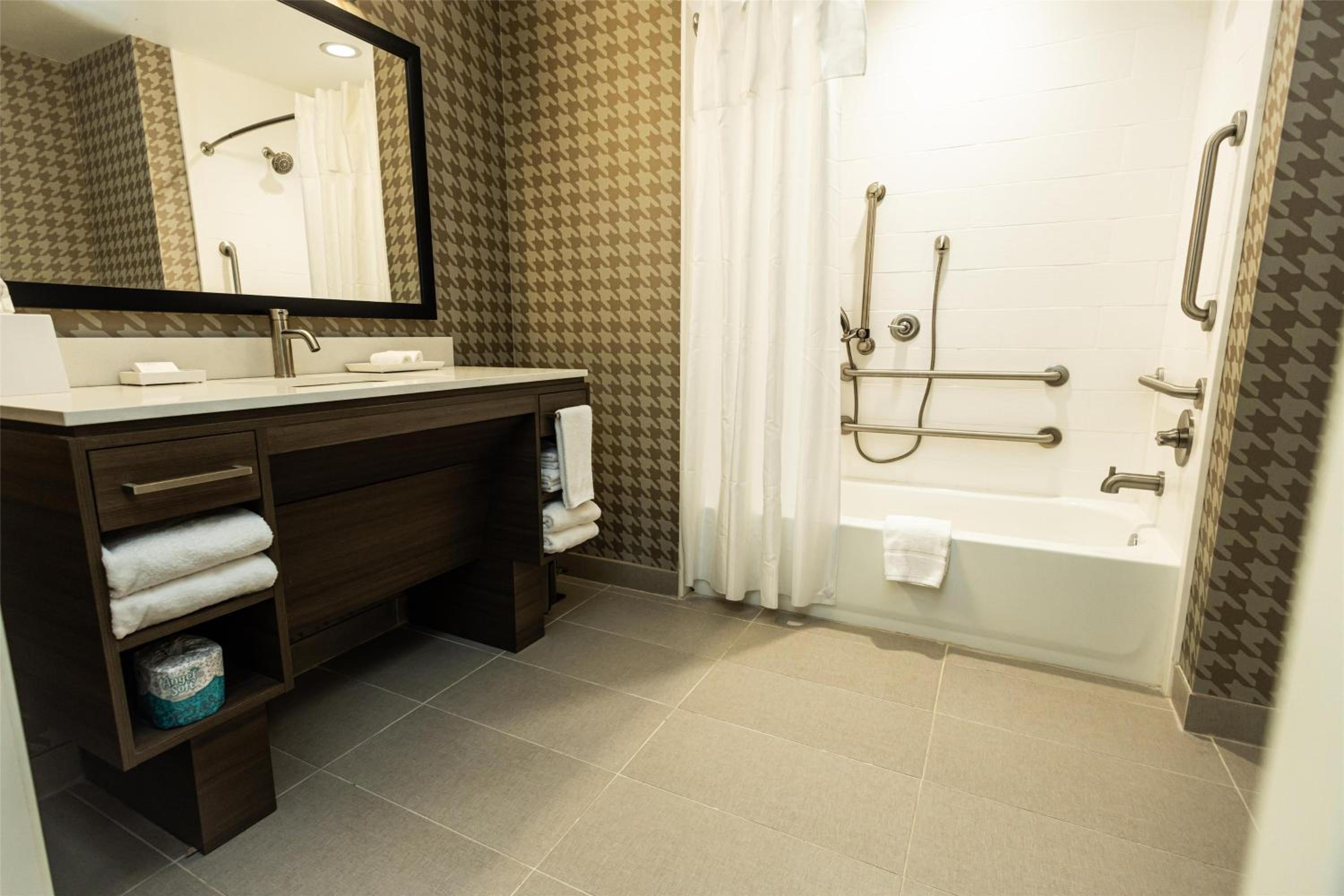 King Studio Suite with Accessible Tub - Mobility Access photo 1
