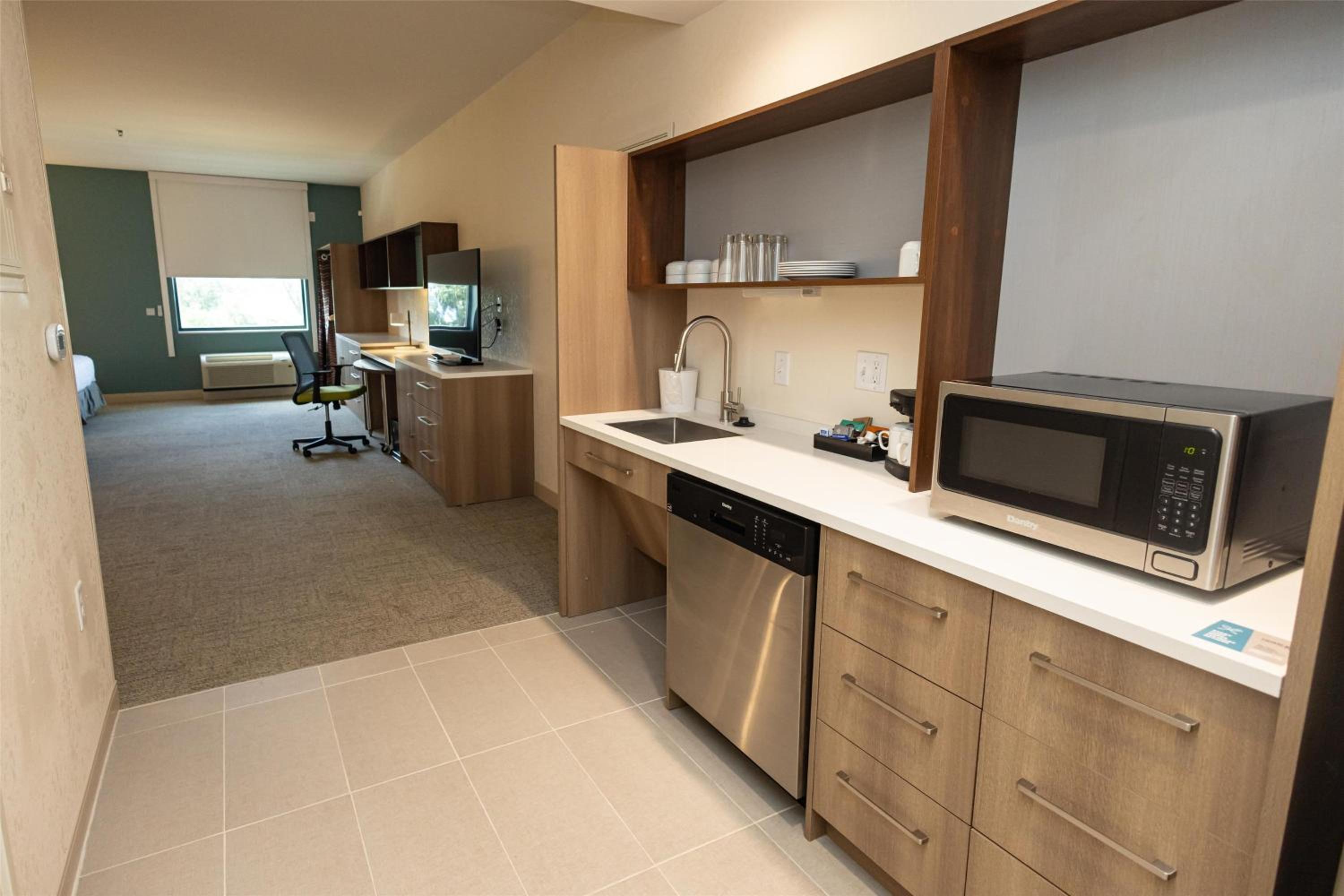 King Studio Suite with Accessible Tub - Mobility Access photo 2