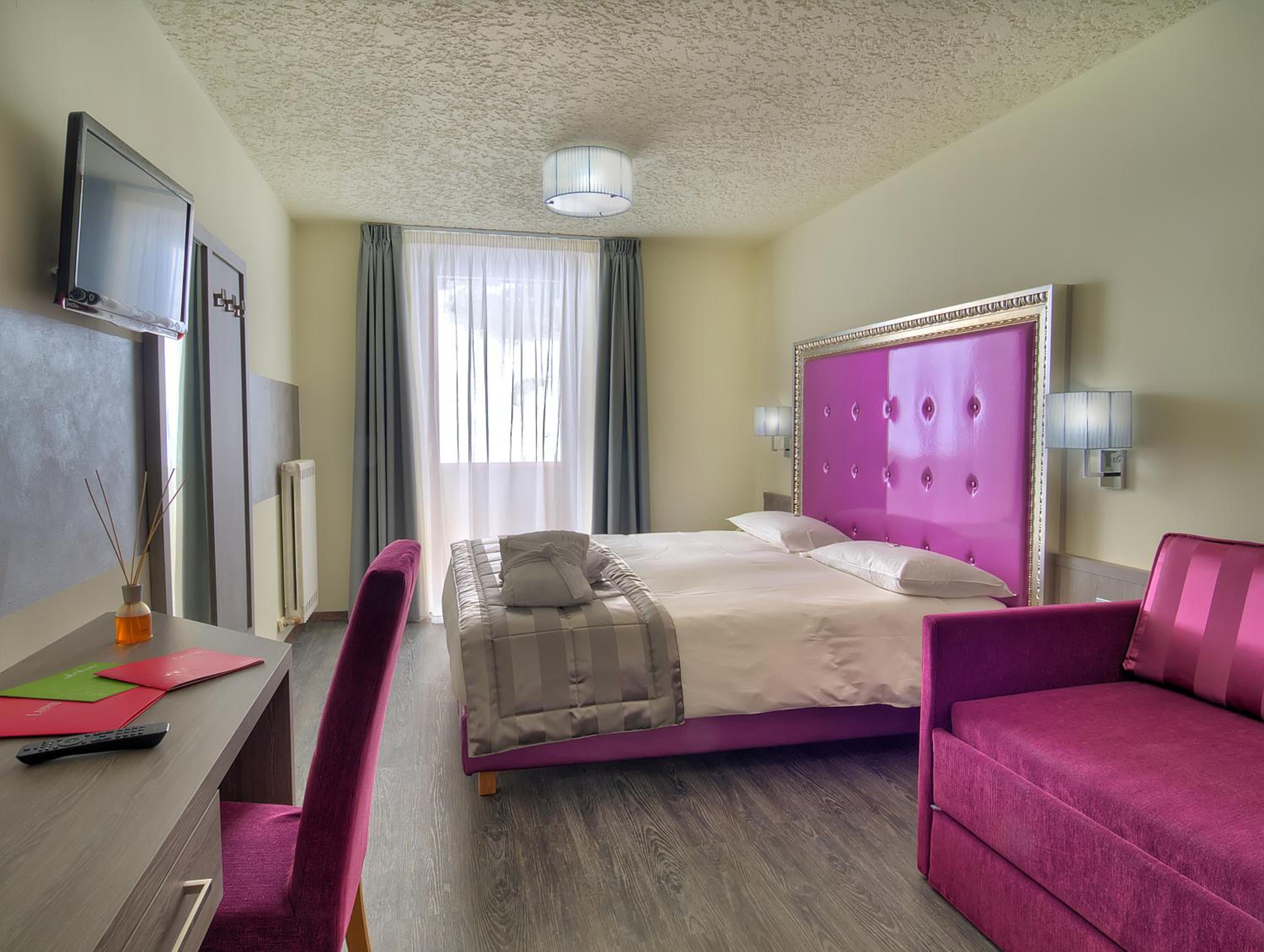 Quadruple Room with Bathroom - Photo 1