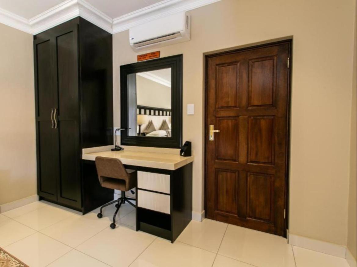 Luxury Family Room photo 1