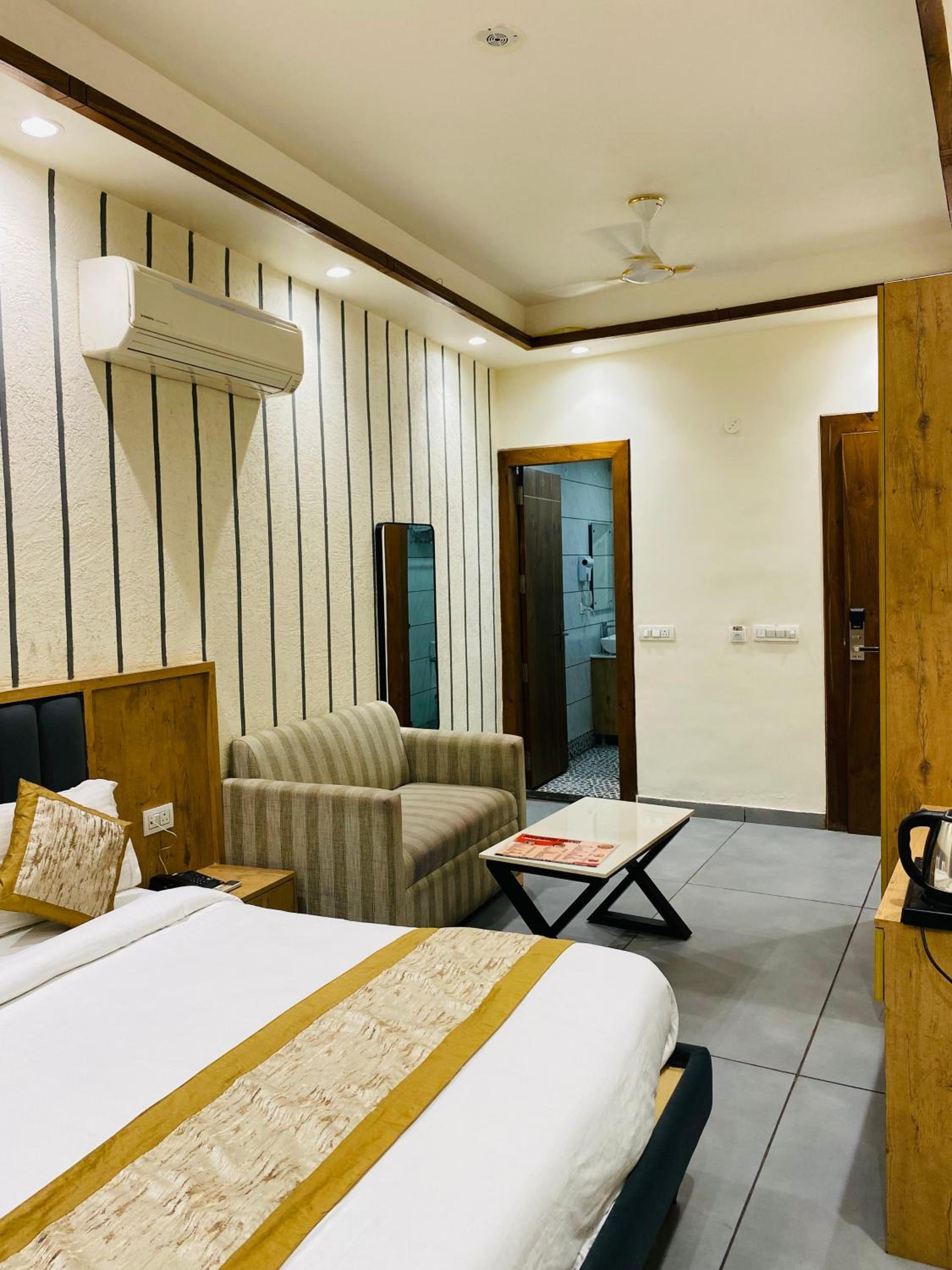 Deluxe Double Room (2 Adults + 1 Child)