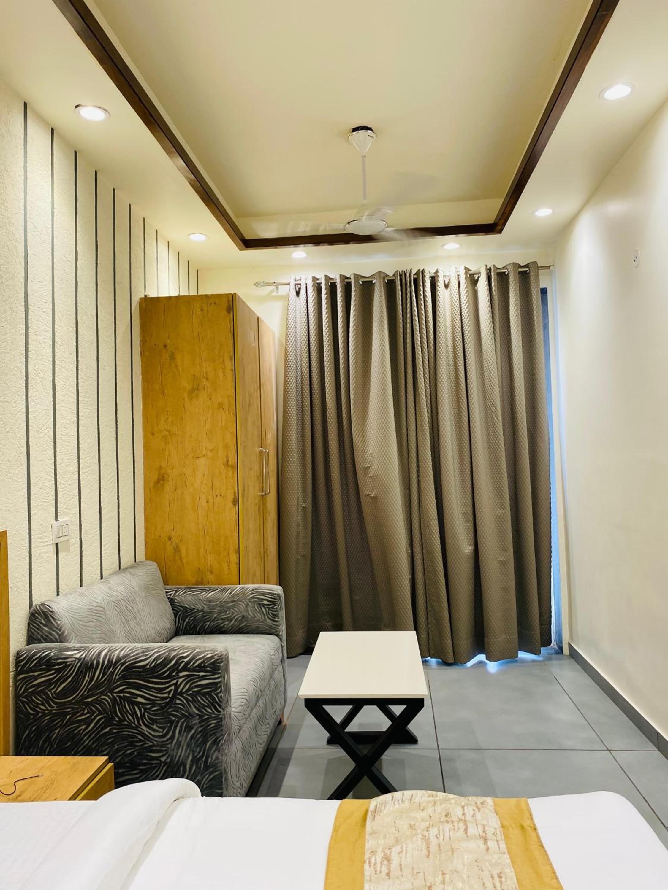 Deluxe Double Room (2 Adults + 1 Child)
