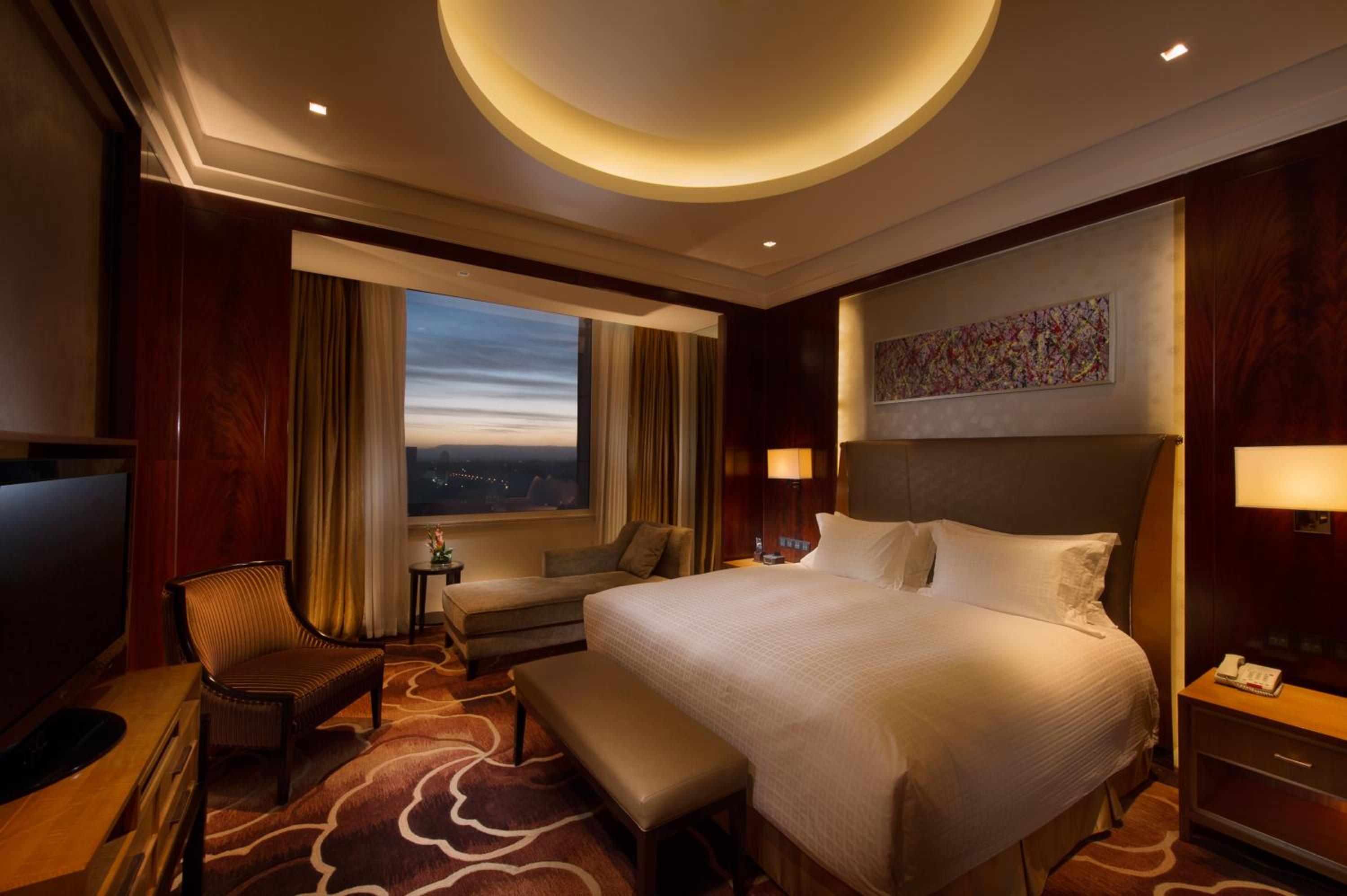 One-Bedroom Deluxe King Suite photo 1