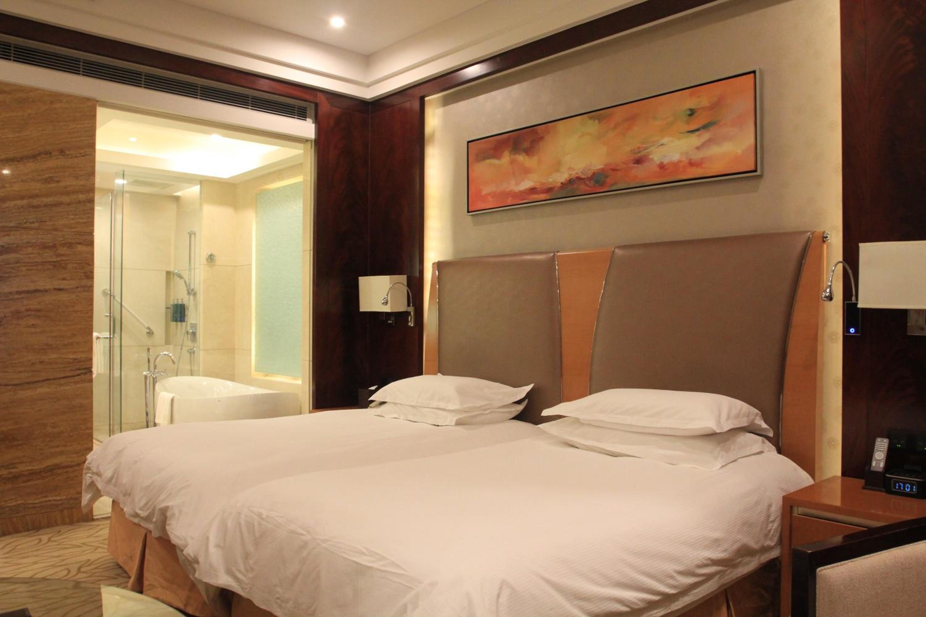 Executive Twin Room with Executive Lounge Access photo 3