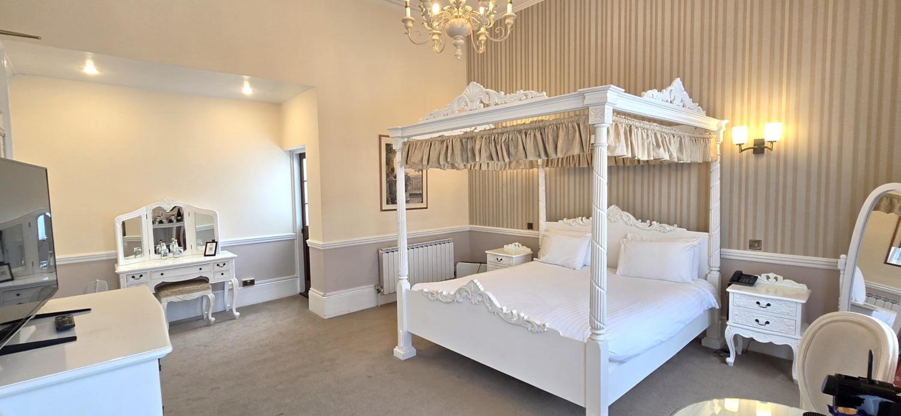 Manor Four Poster
