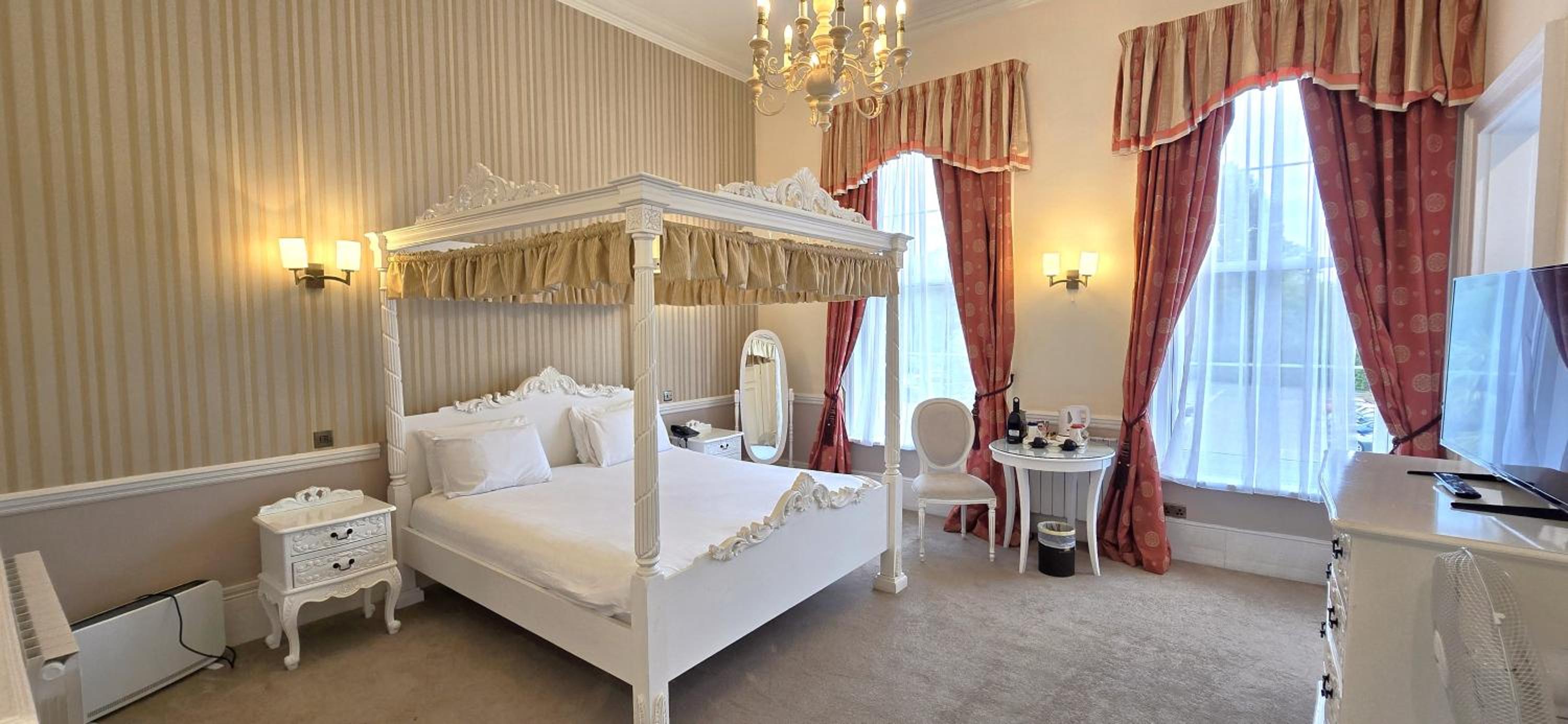 Manor Four Poster