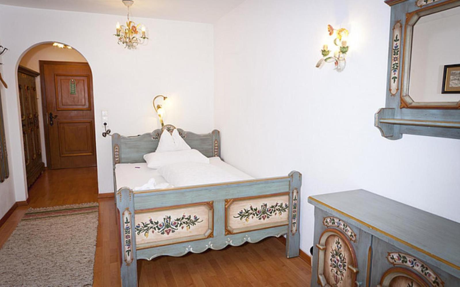 Standard Single Room with Mountain View