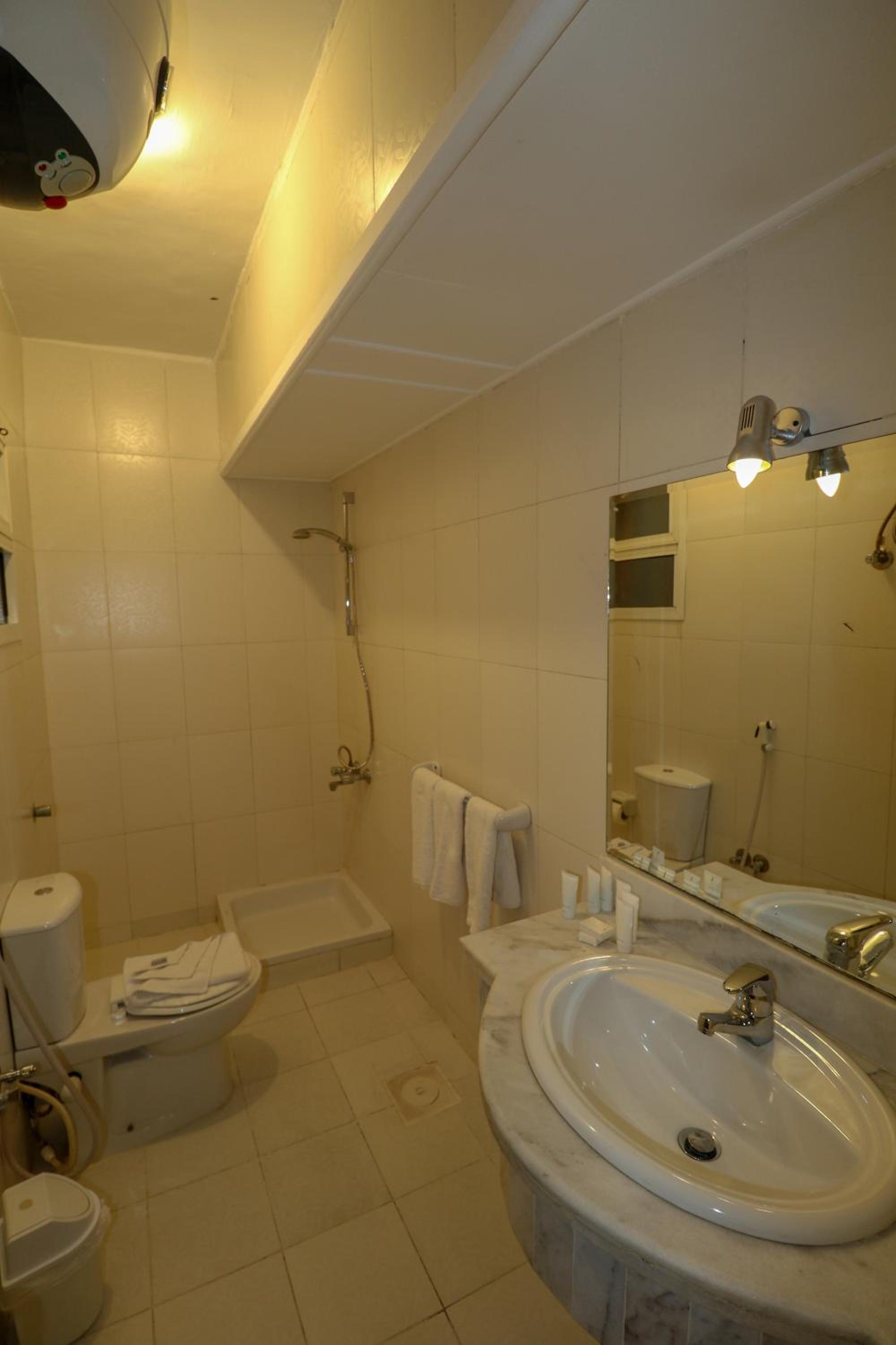 Oferta especial de habitación clásica triple para egipcios y residentes locales únicamente.