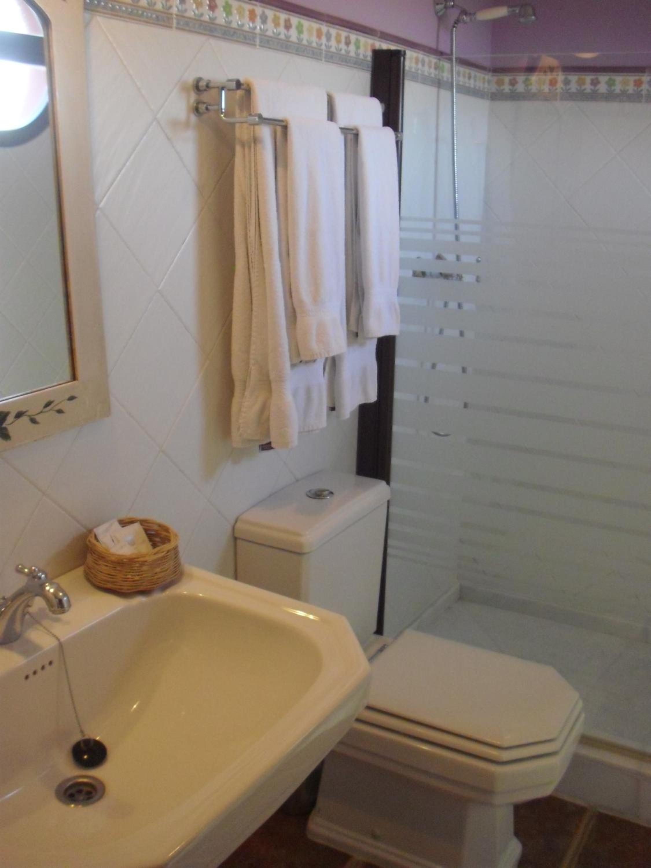 Double or Twin Room - Photo 6