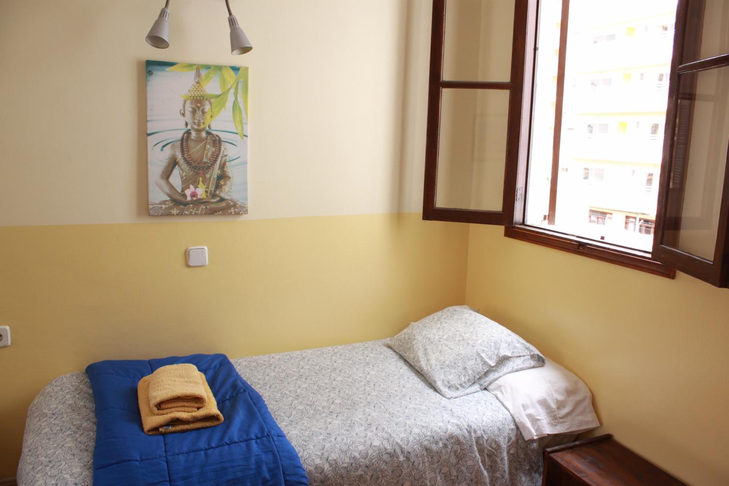 Habitación Estándar con Dos Camas y Baño Compartido