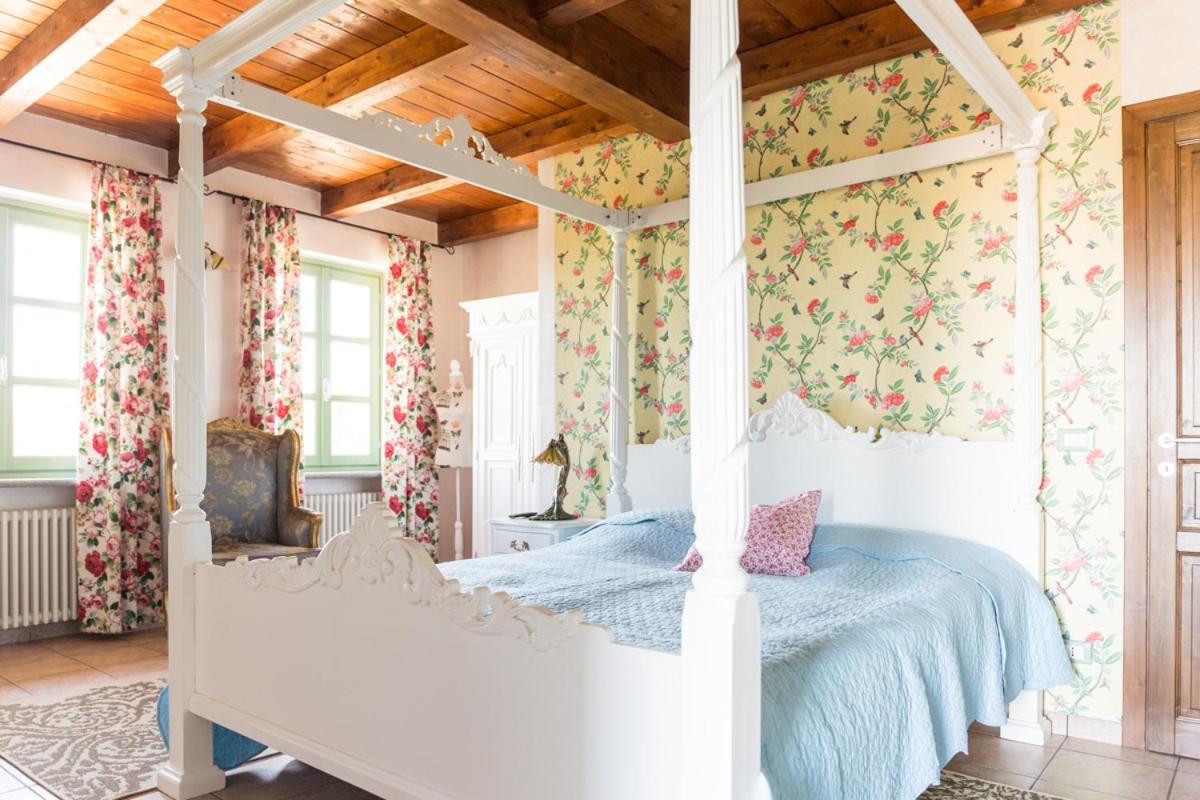 Eight-Bedroom House photo 1