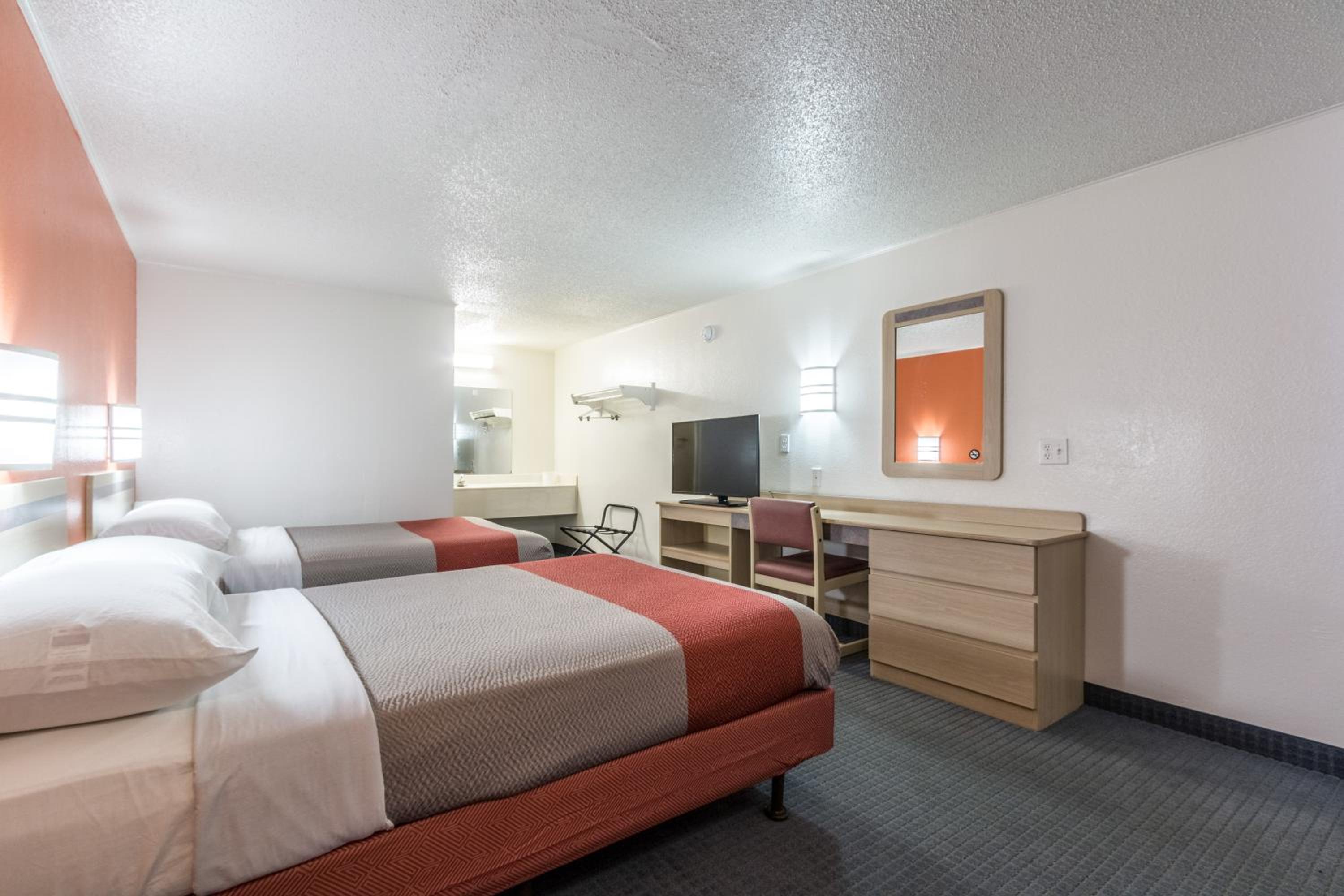 Double Room with Two Double Beds - Non-Smoking photo 3