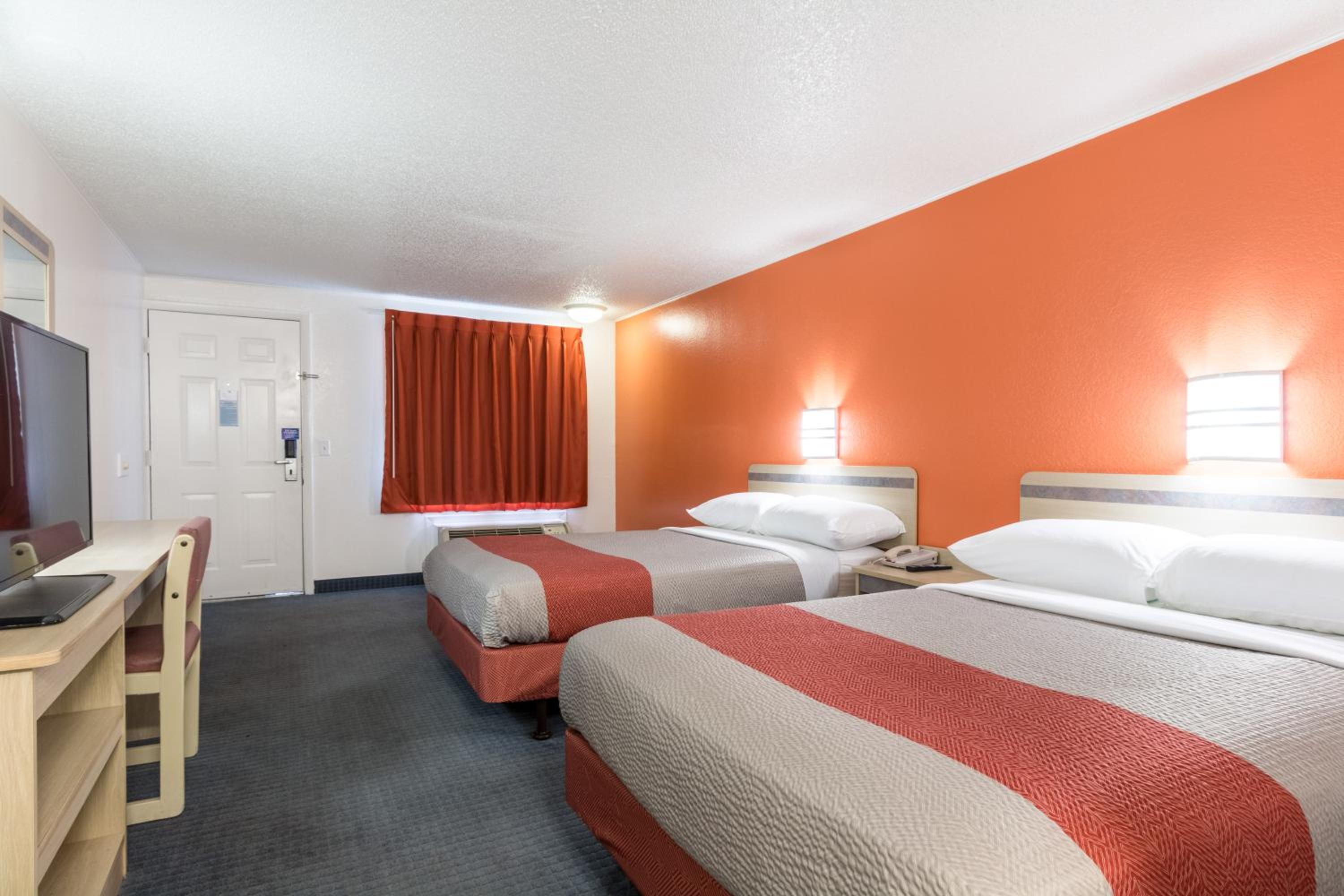 Double Room with Two Double Beds - Mobility Access/Non-Smoking photo 1
