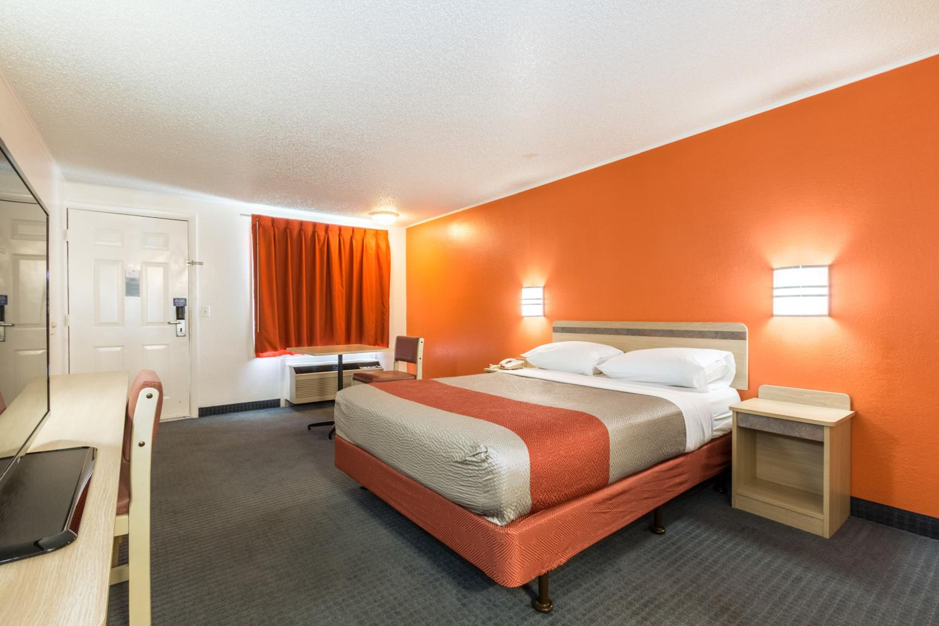 King Room - Mobility Access/Non-Smoking photo 2
