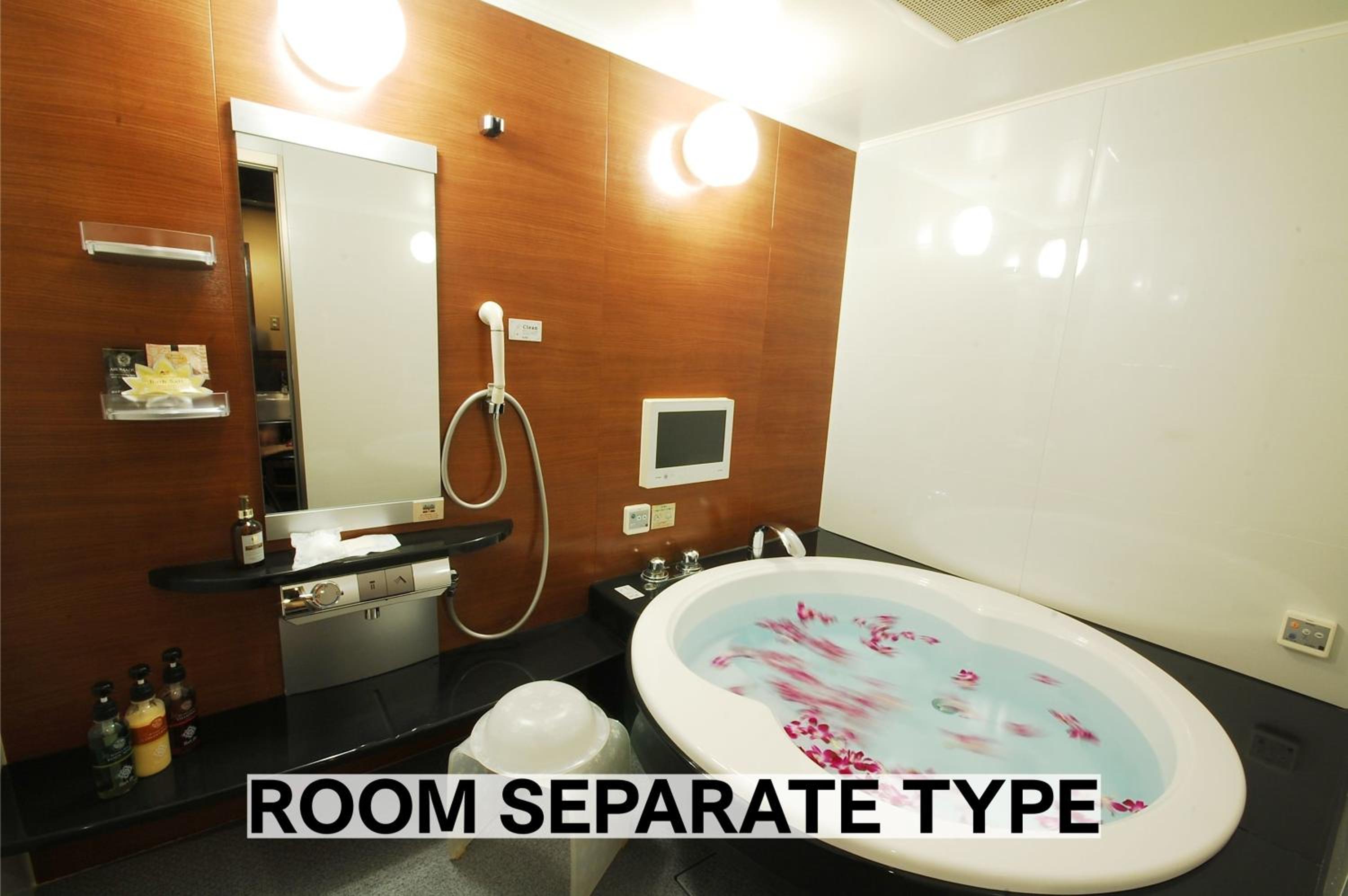 Family Room with a Curtain Divider - Two Double Beds + One Single Bed - Non-Smoking - Photo 6