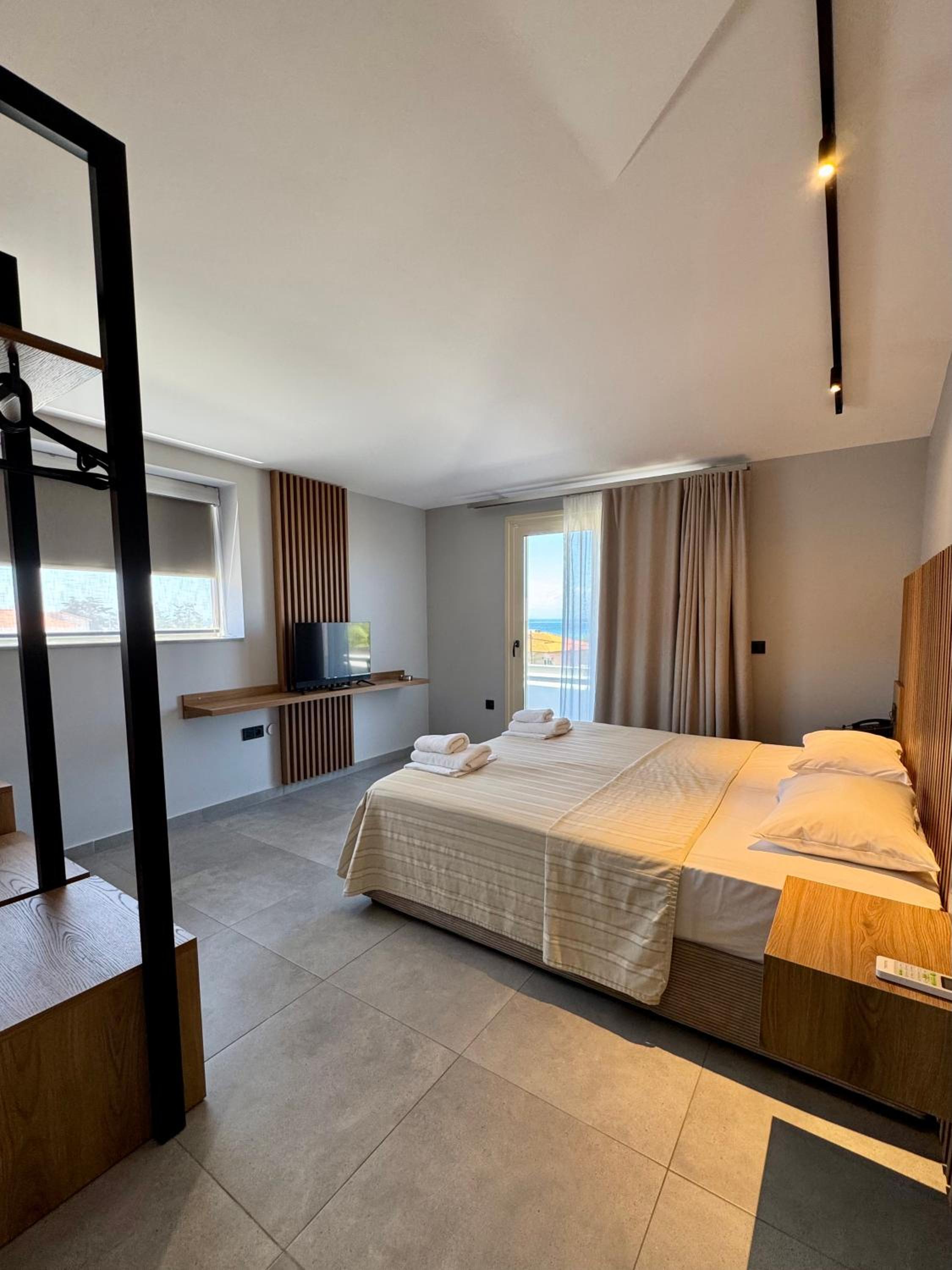 Deluxe Double Room with Balcony and Sea View photo 3