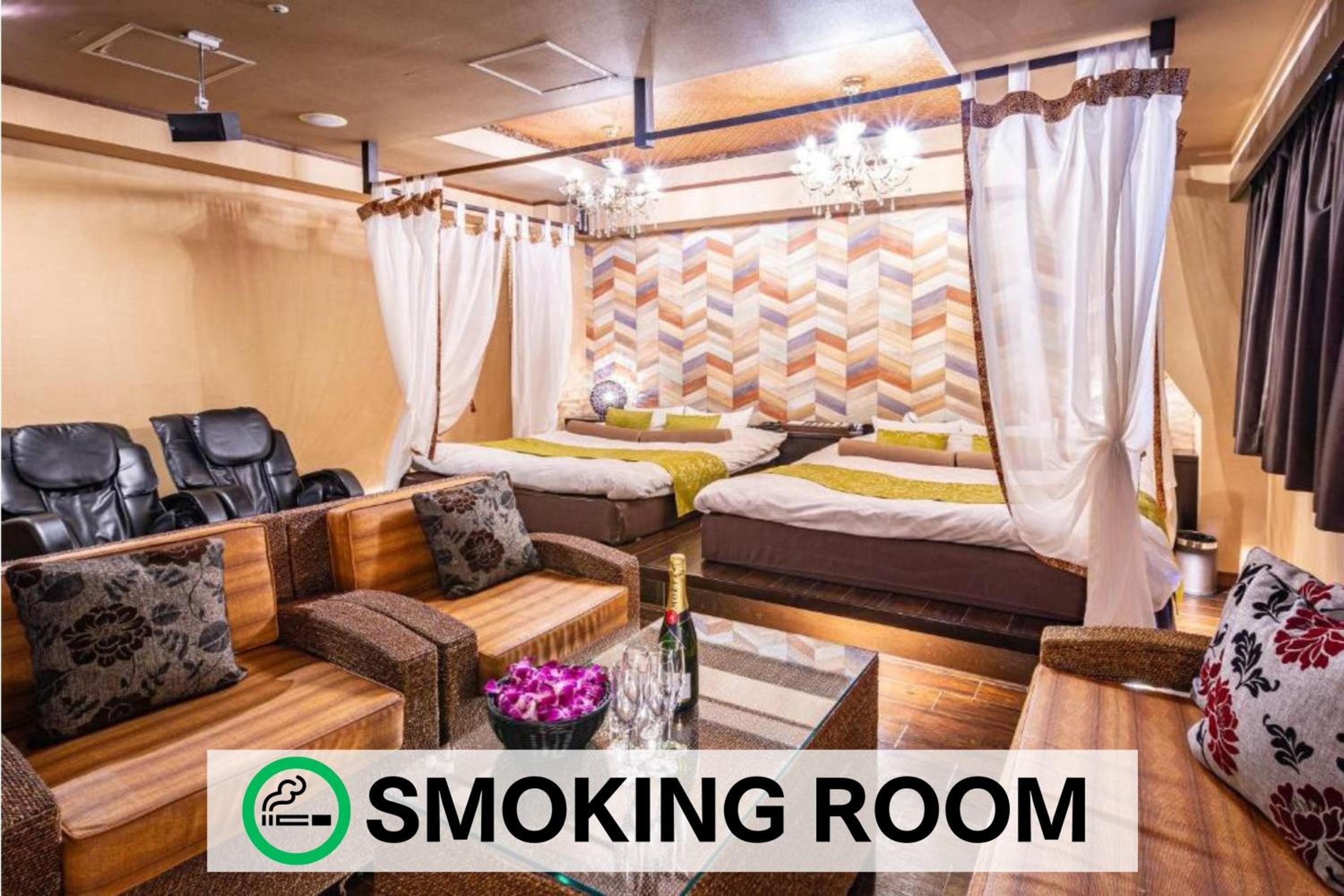 Cinema Canopy Suite | 2 King Beds, Large Blower Bath & 120 Projector - Photo 4