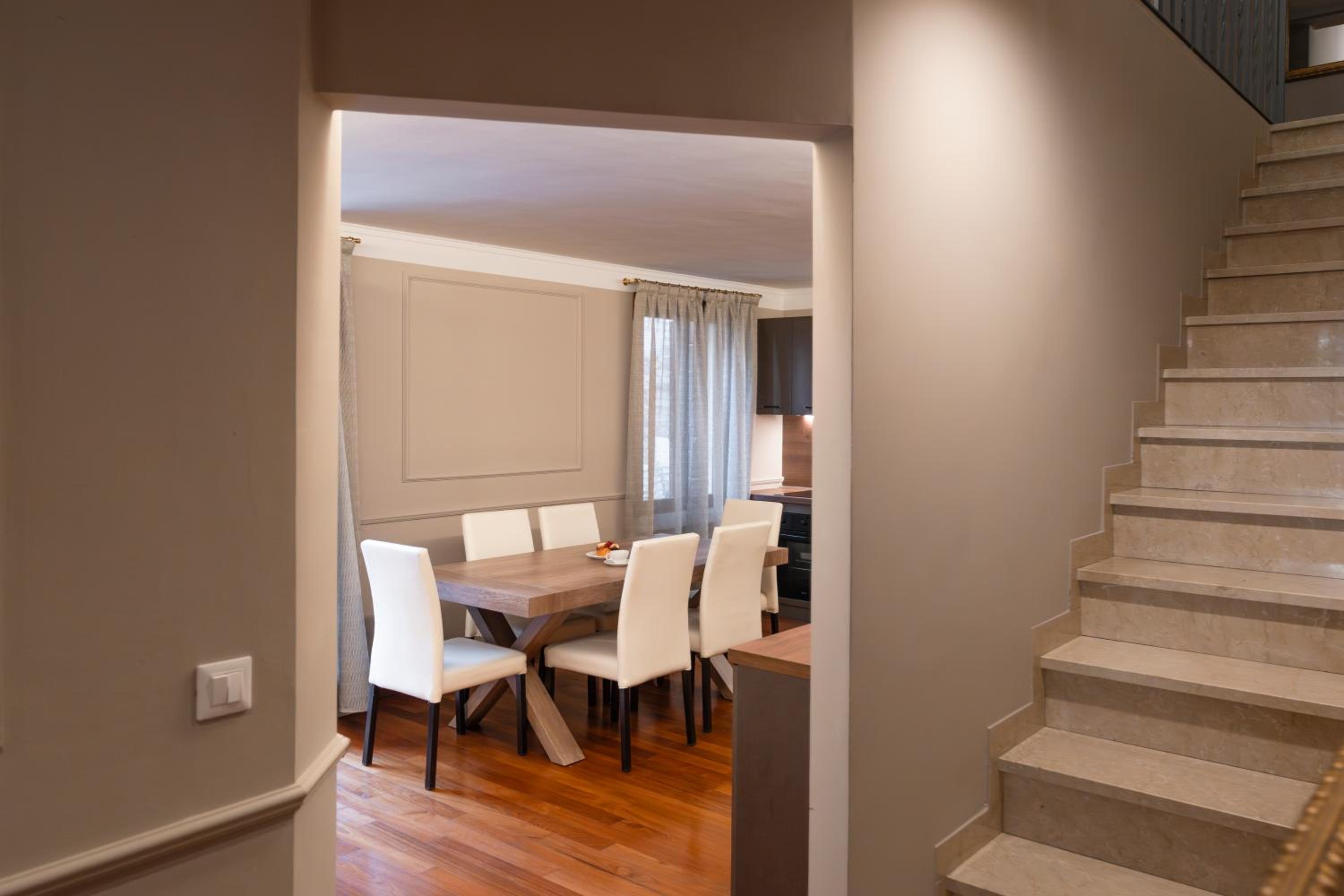 Luxury Split Level apartment with Courtyard photo 2