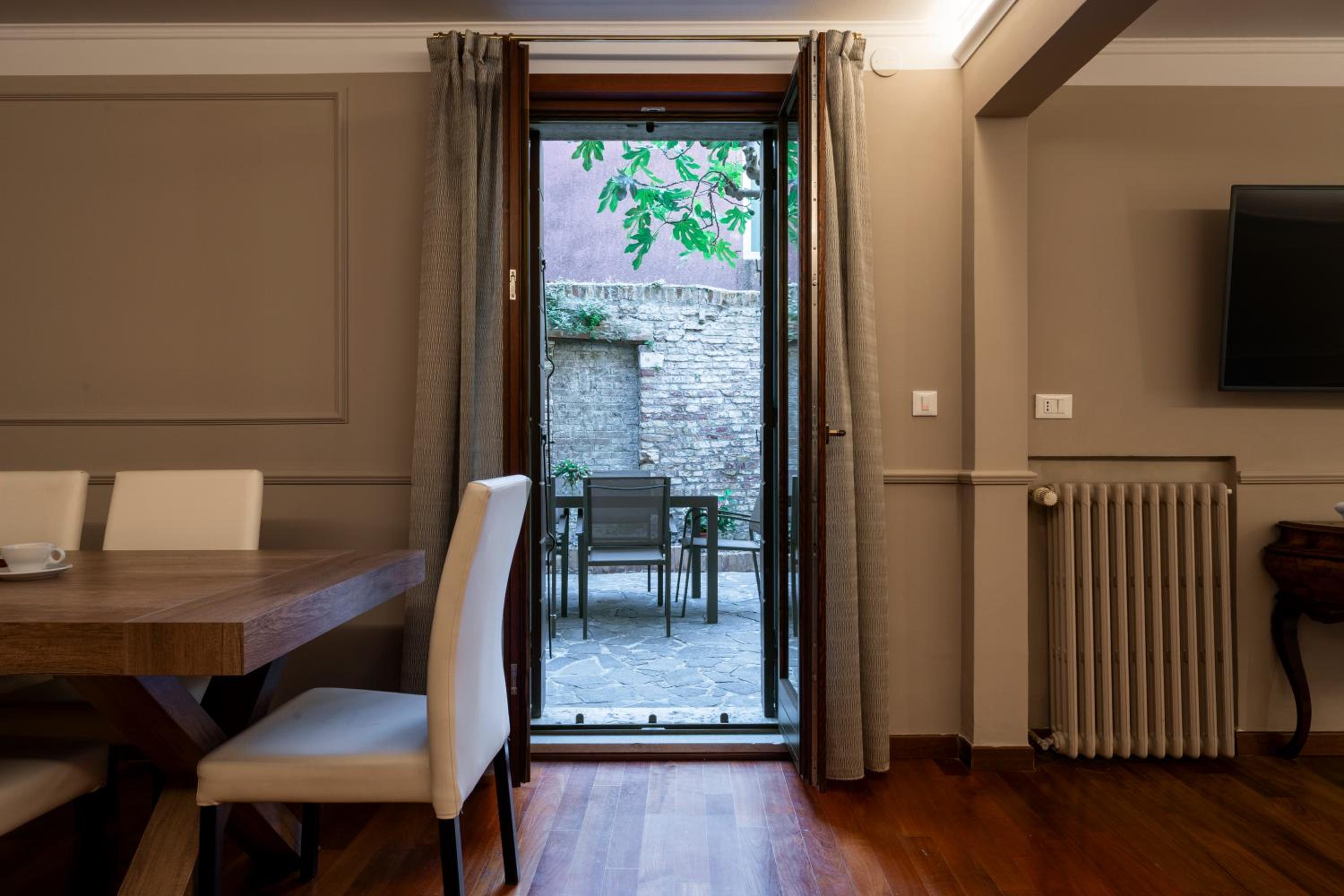 Luxury Split Level apartment with Courtyard photo 3