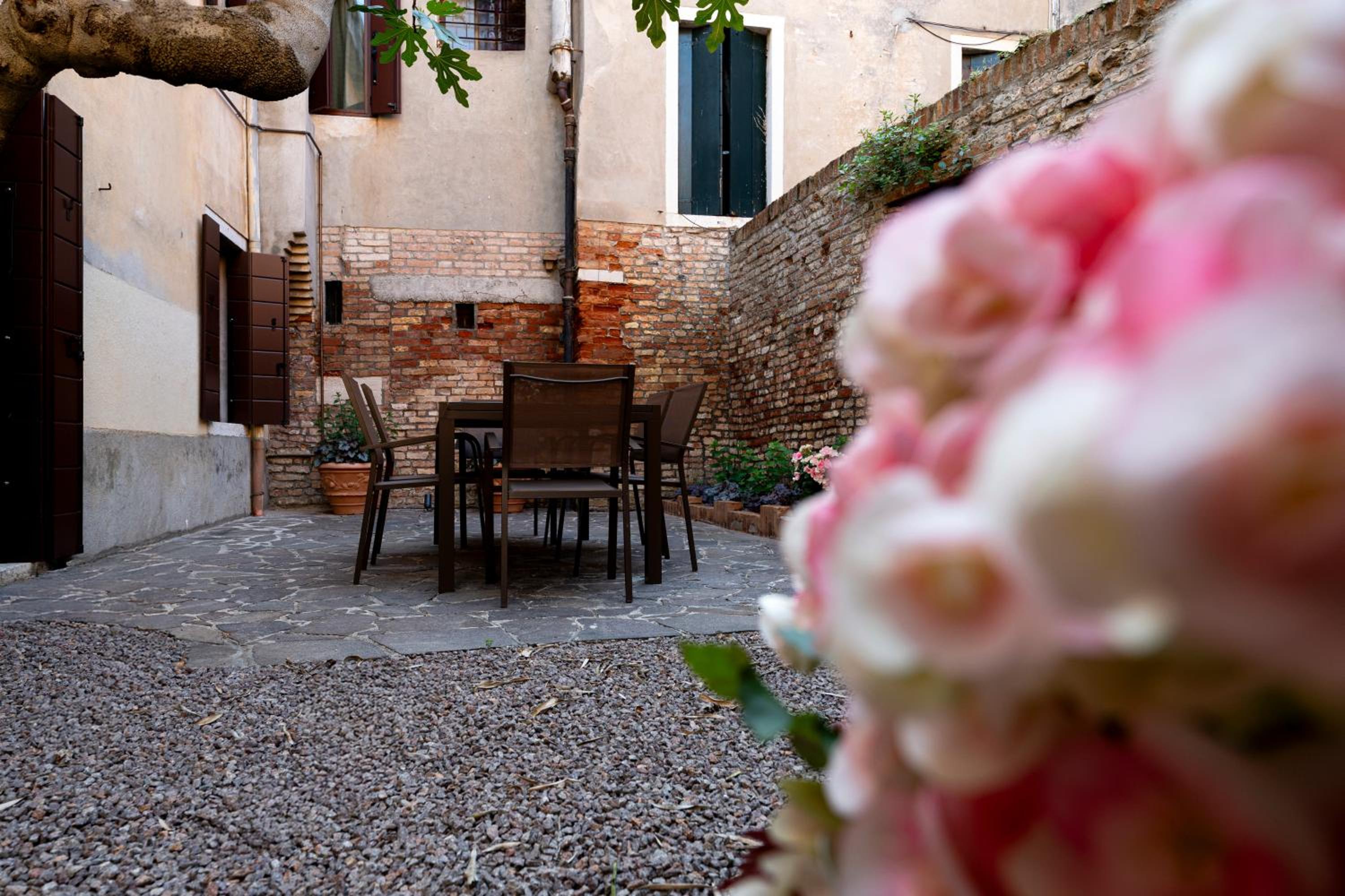 Luxury Split Level apartment with Courtyard