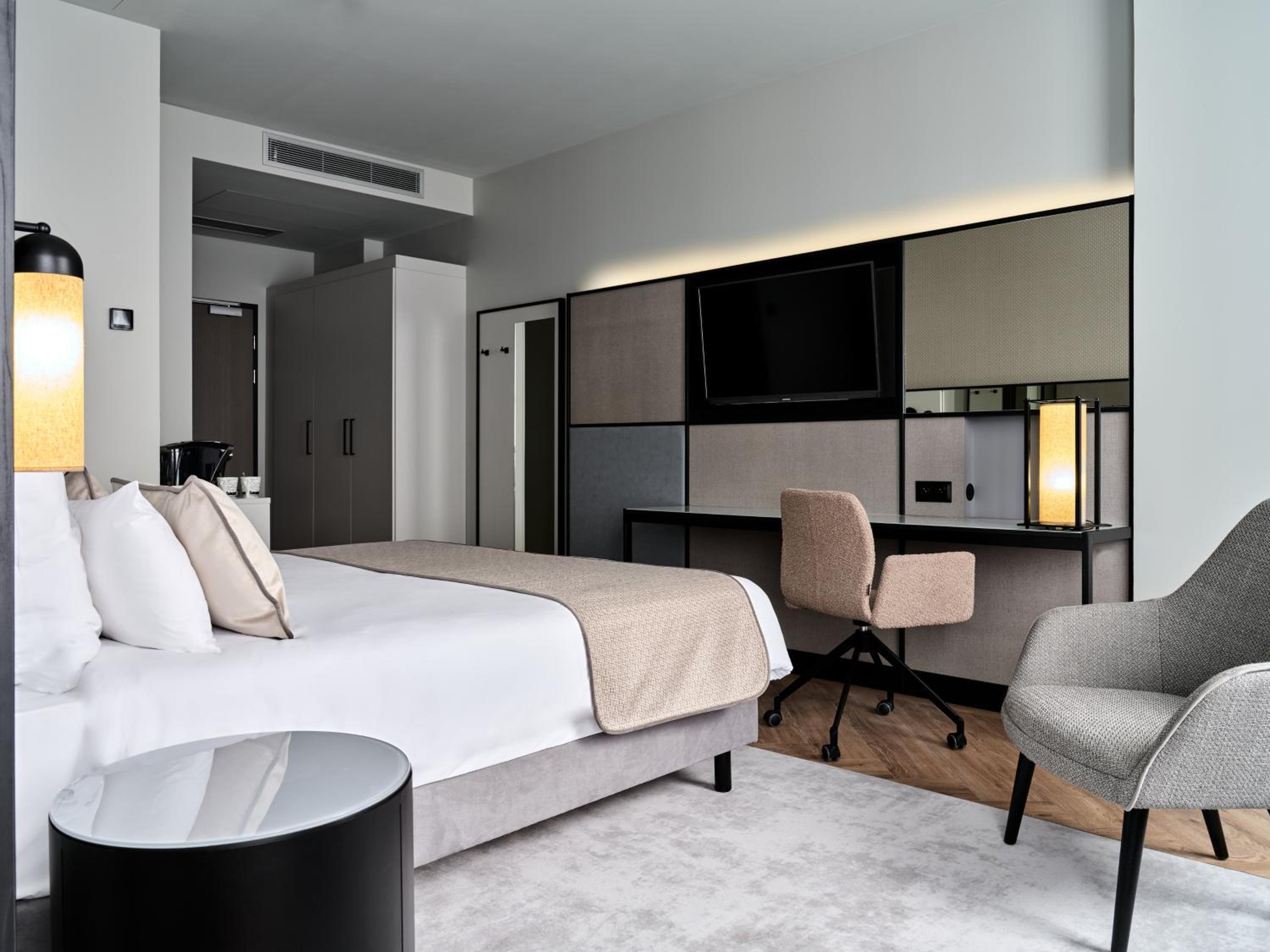 Superior Double Room thumbnail 6