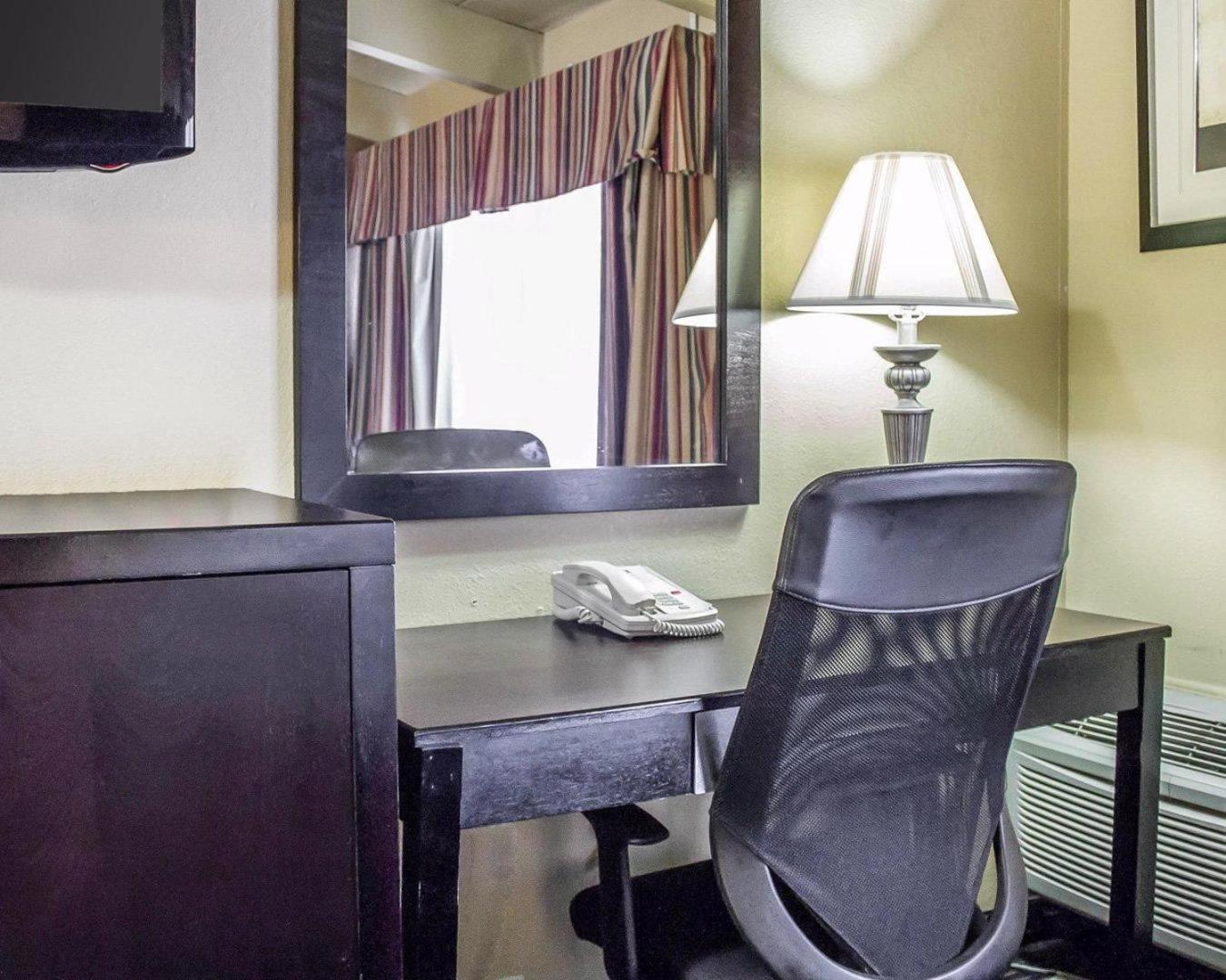 Standard King Room - Non-Smoking  - Photo 2
