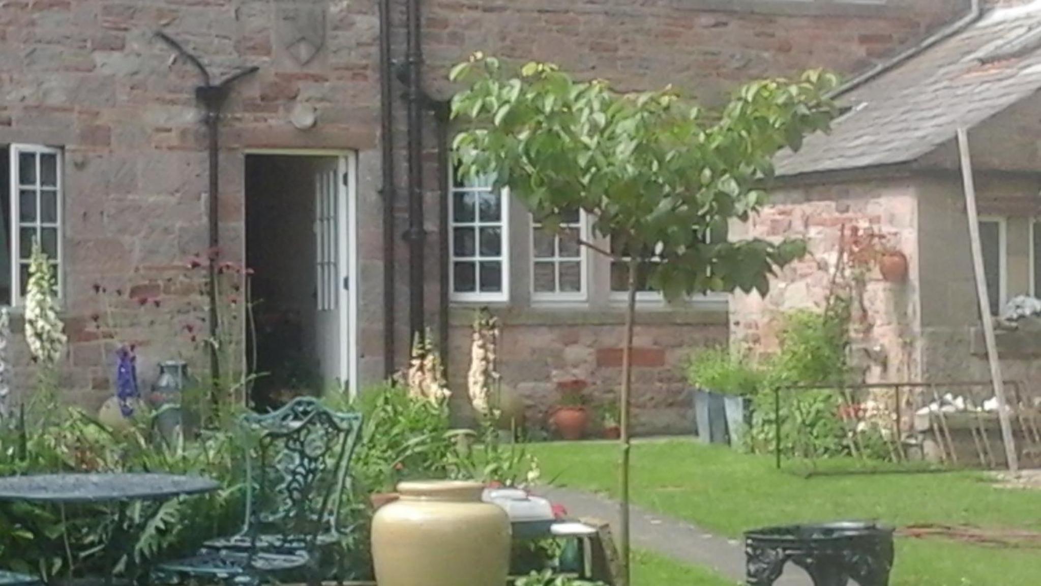 Double Room with Private External Bathroom - Photo 2