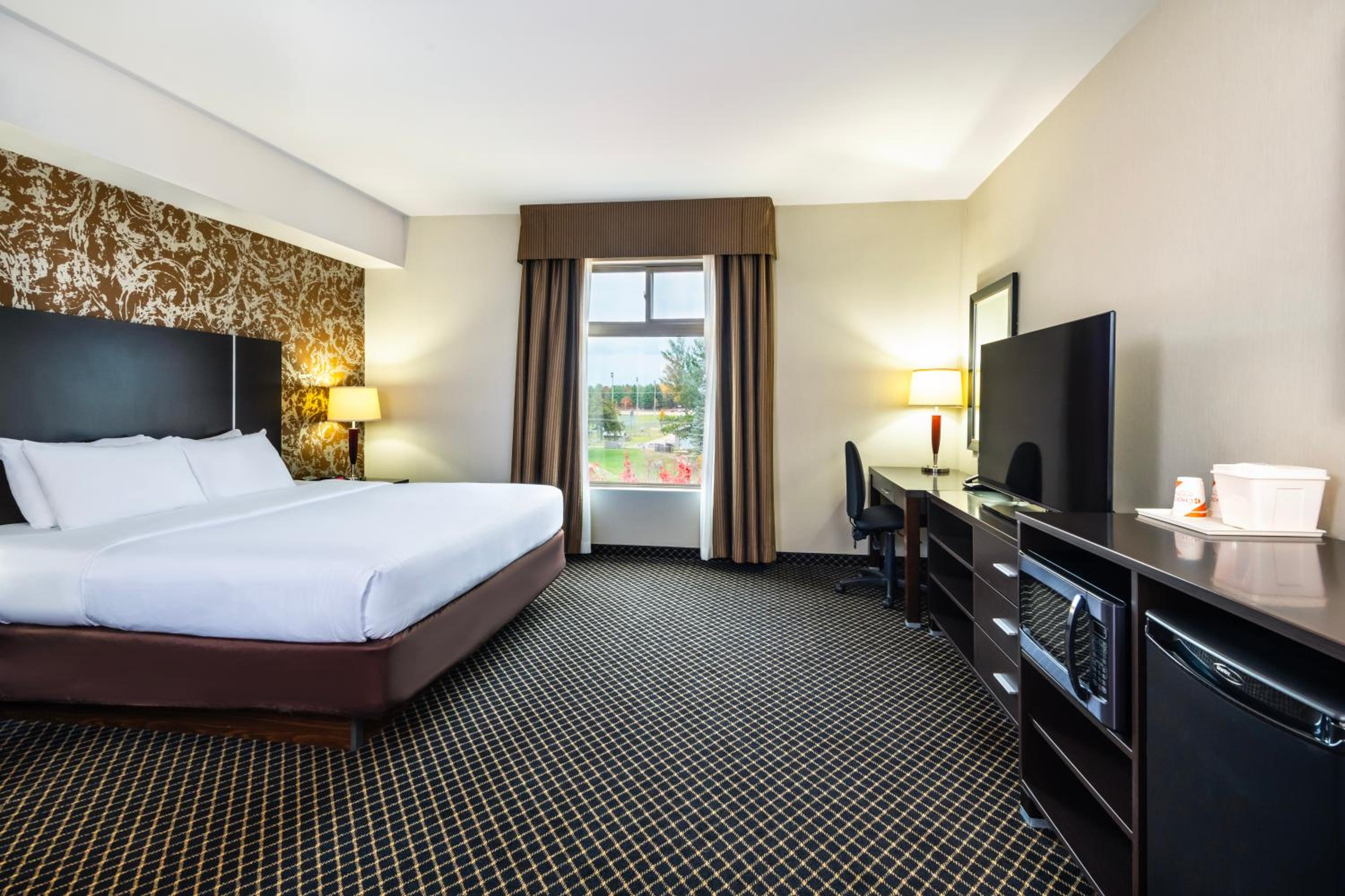 King Suite - Accessible/Non Smoking - Photo 4