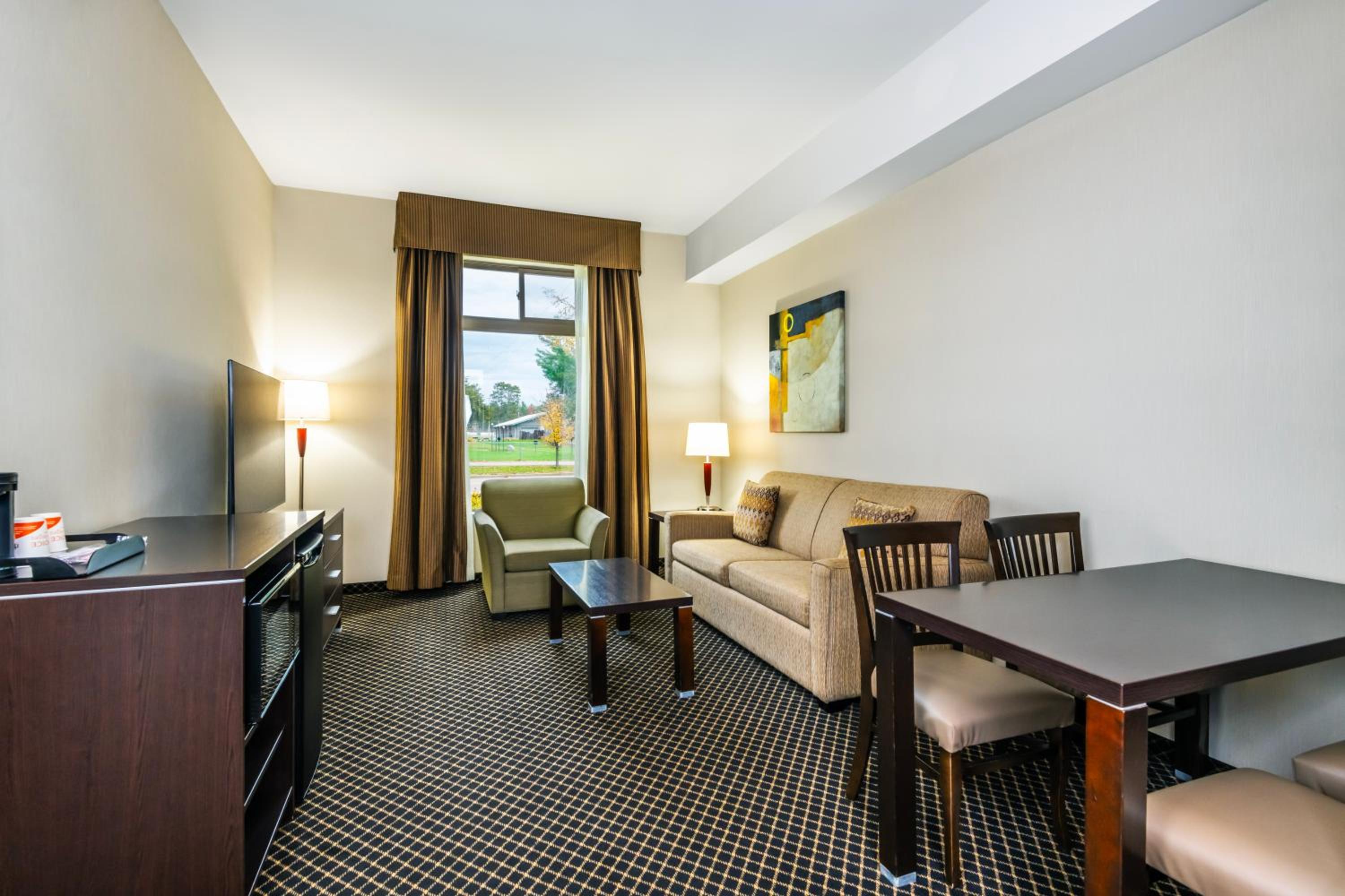 King Suite - Non Smoking - Photo 7
