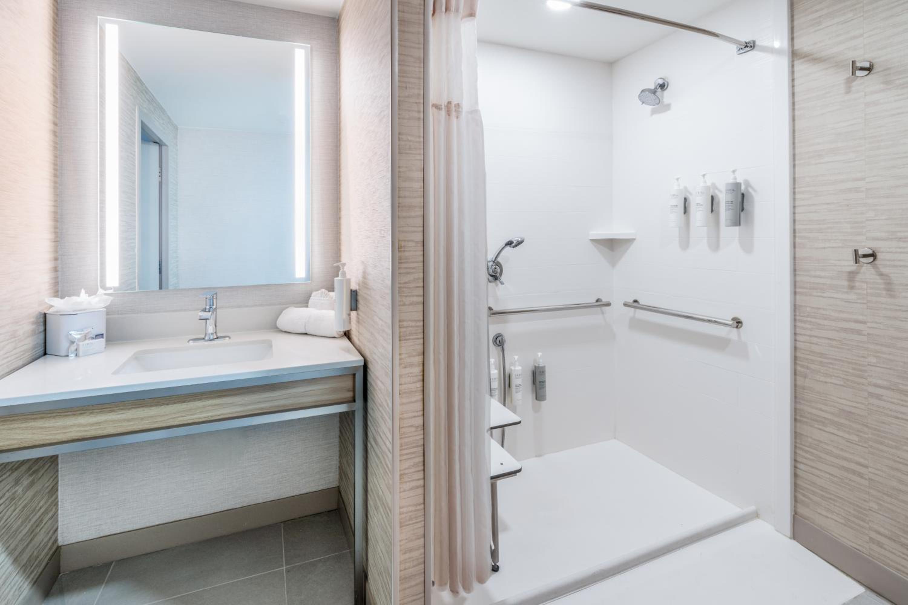 King Room with Roll-In Shower - Hearing Accessible - Photo 5