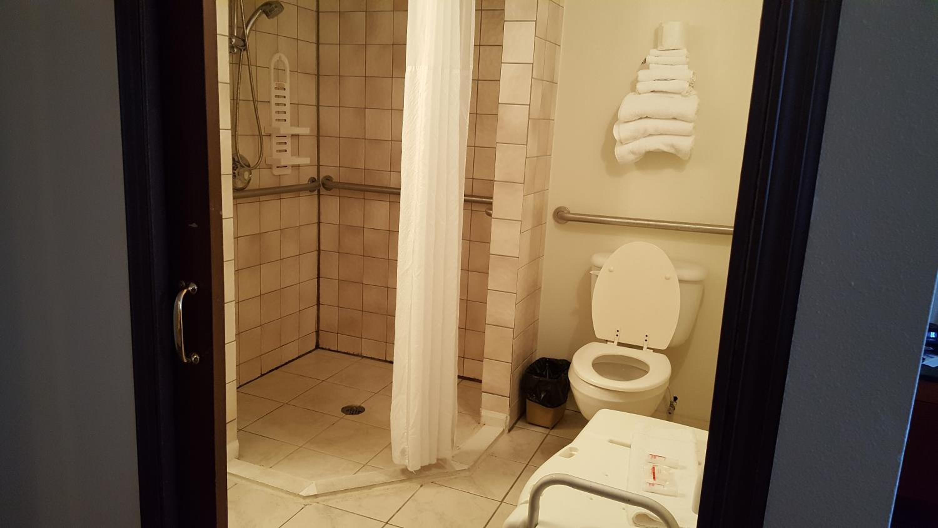 Queen Room - Disability Access - Photo 3